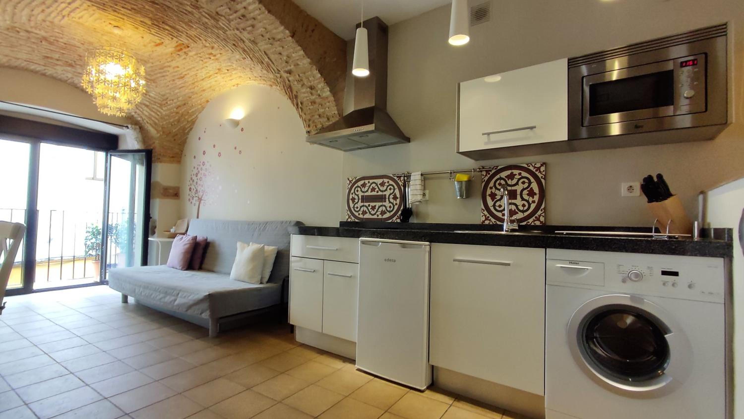 Studio Apartment with Balcony - Photo 19