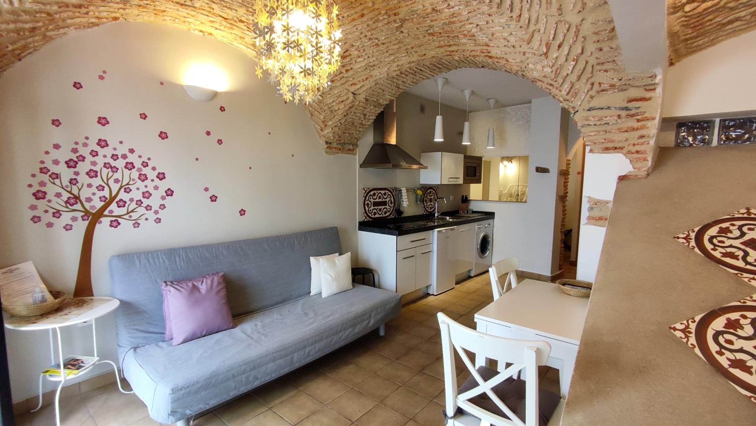 Studio Apartment with Balcony - Photo 14
