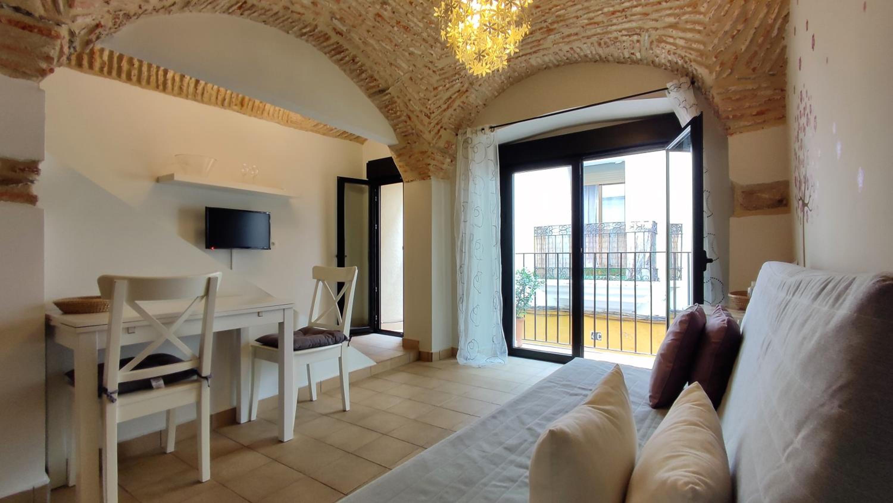 Studio Apartment with Balcony - Photo 10