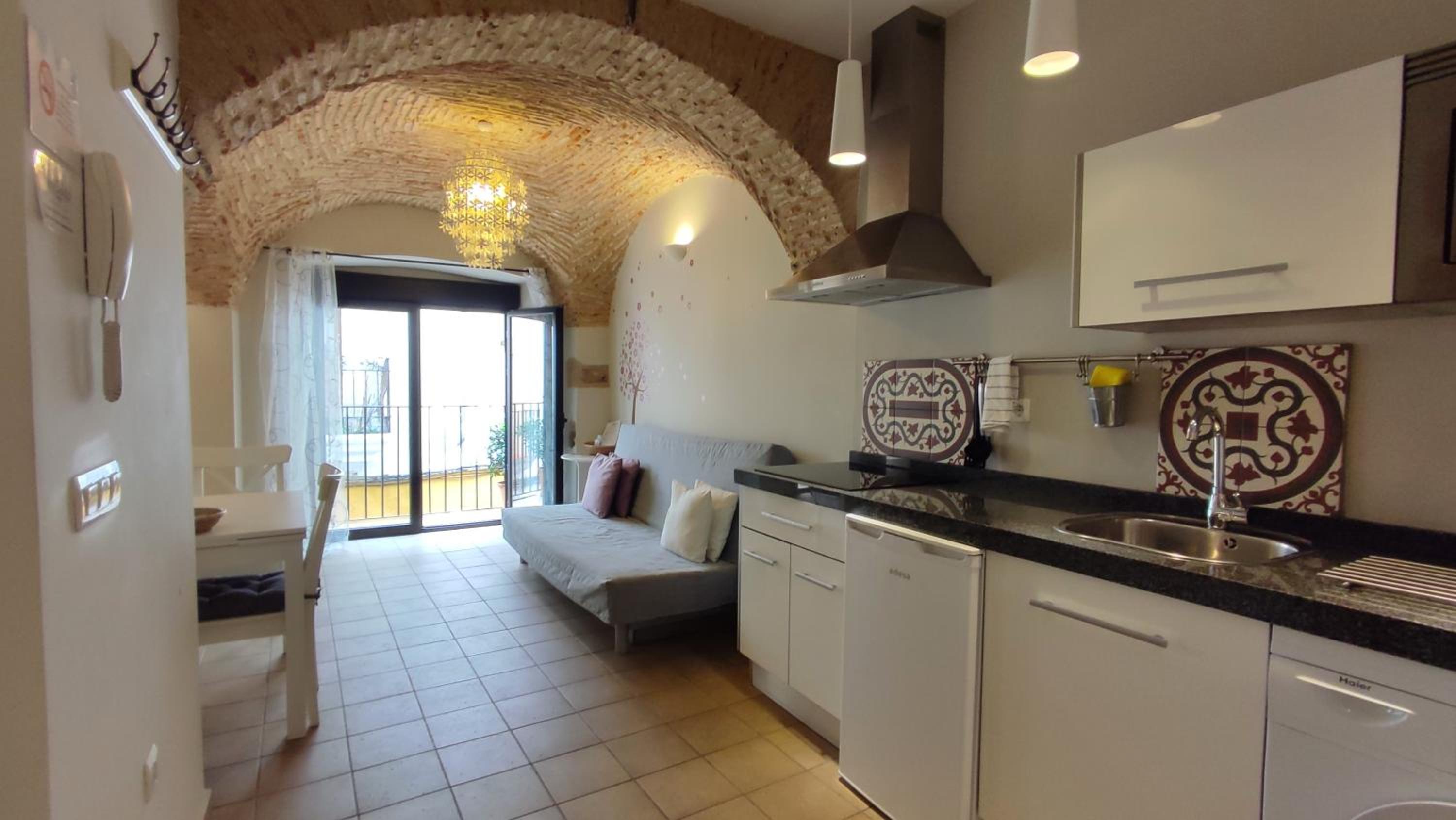 Studio Apartment with Balcony - Photo 21