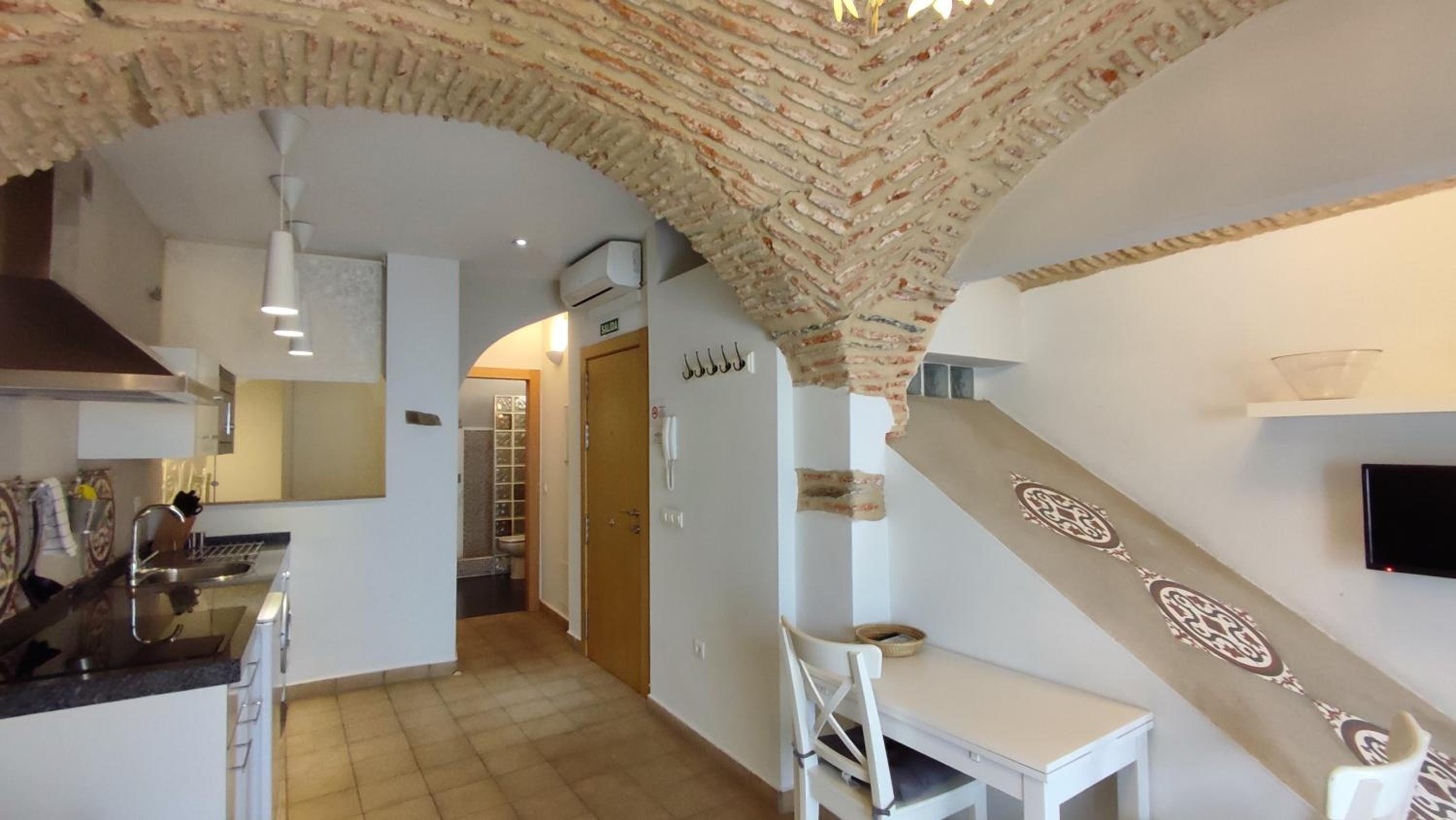 Studio Apartment with Balcony - Photo 25