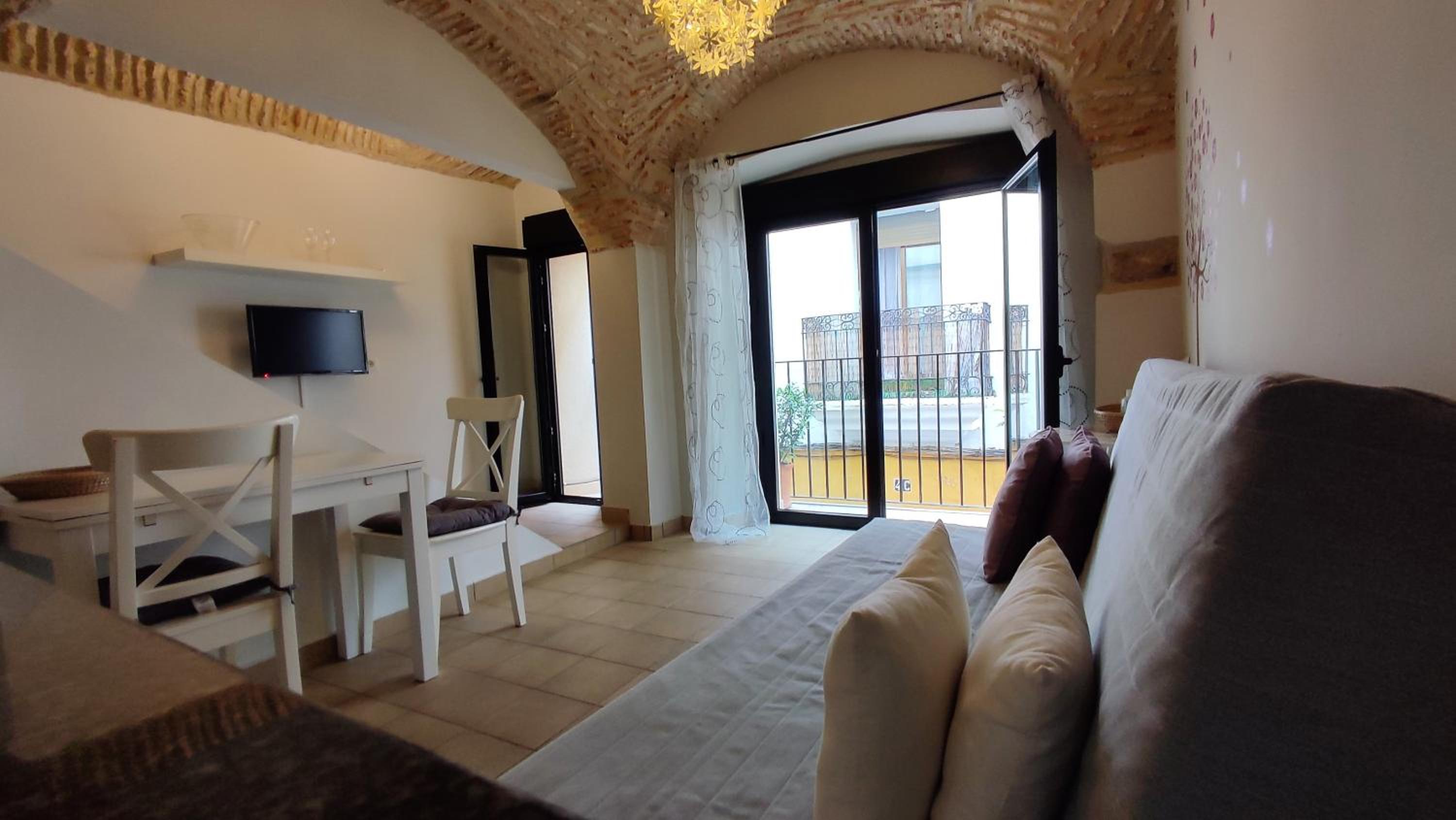 Studio Apartment with Balcony - Photo 23