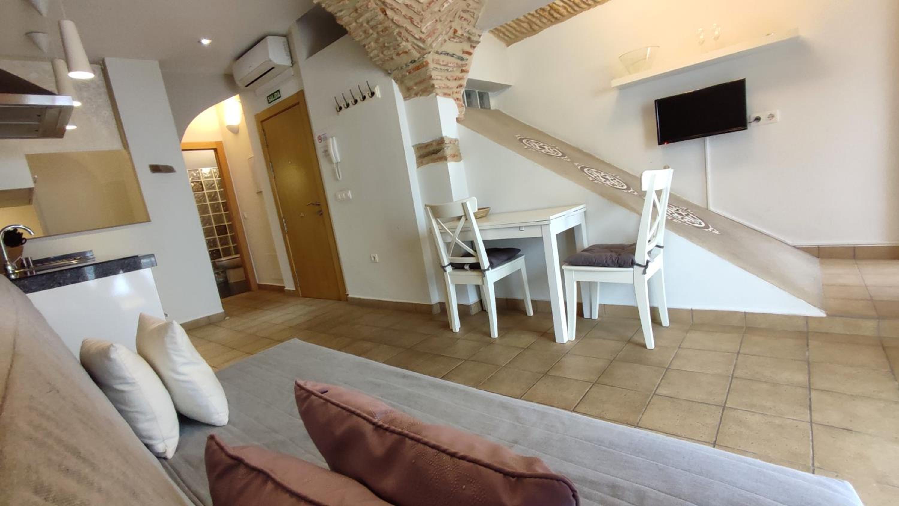 Studio Apartment with Balcony - Photo 11