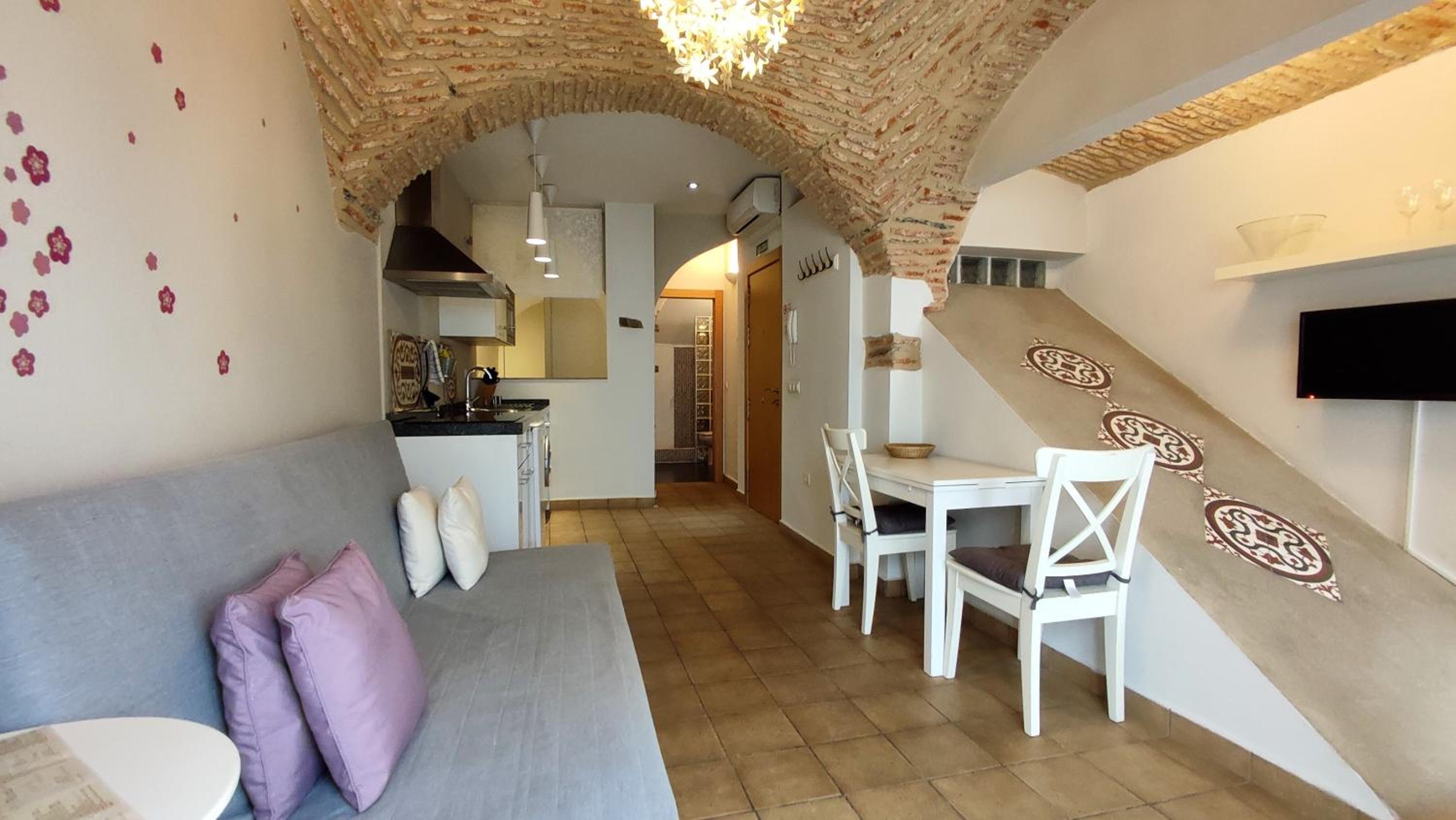 Studio Apartment with Balcony - Photo 13