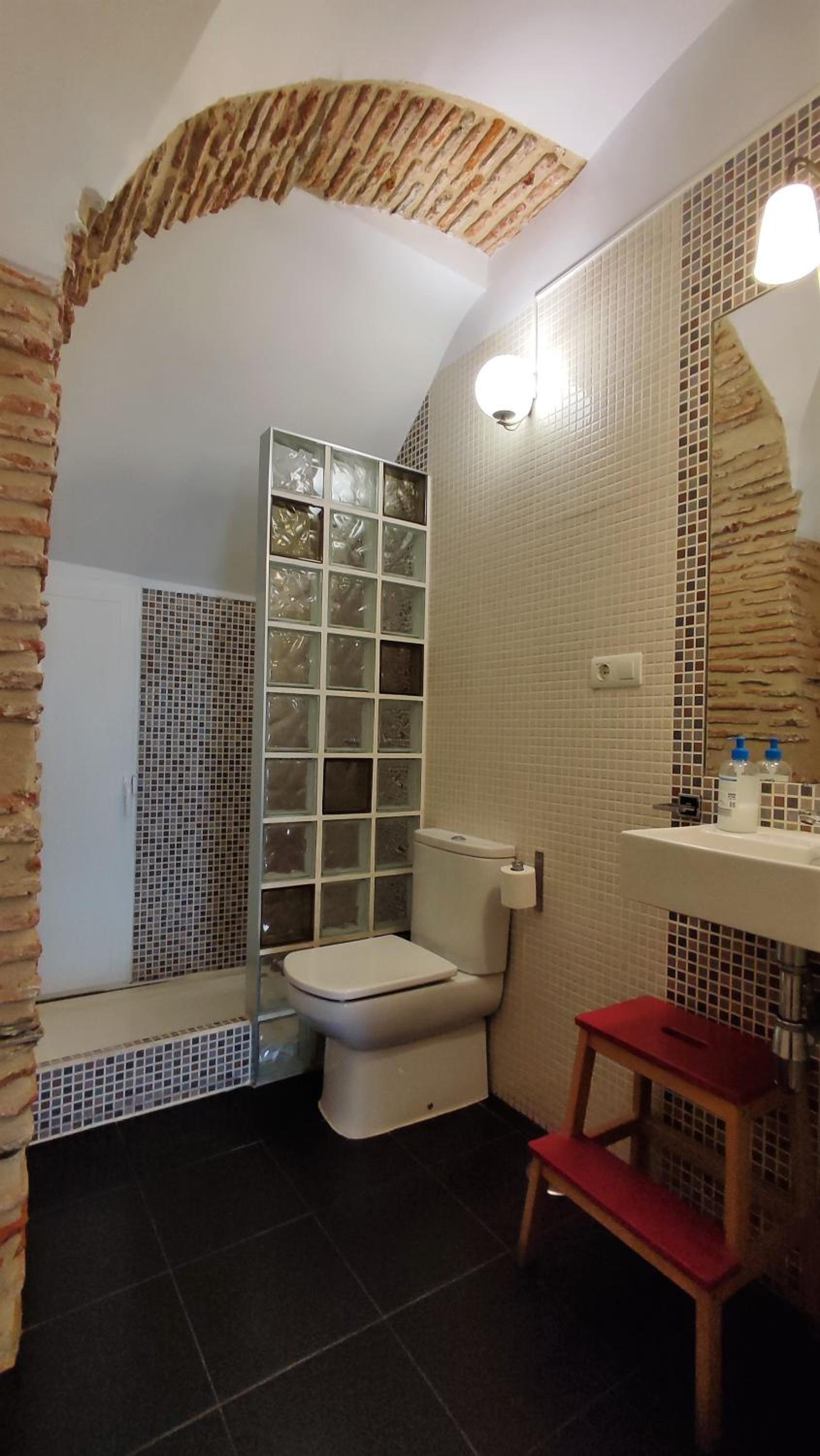 Studio Apartment with Balcony - Photo 6