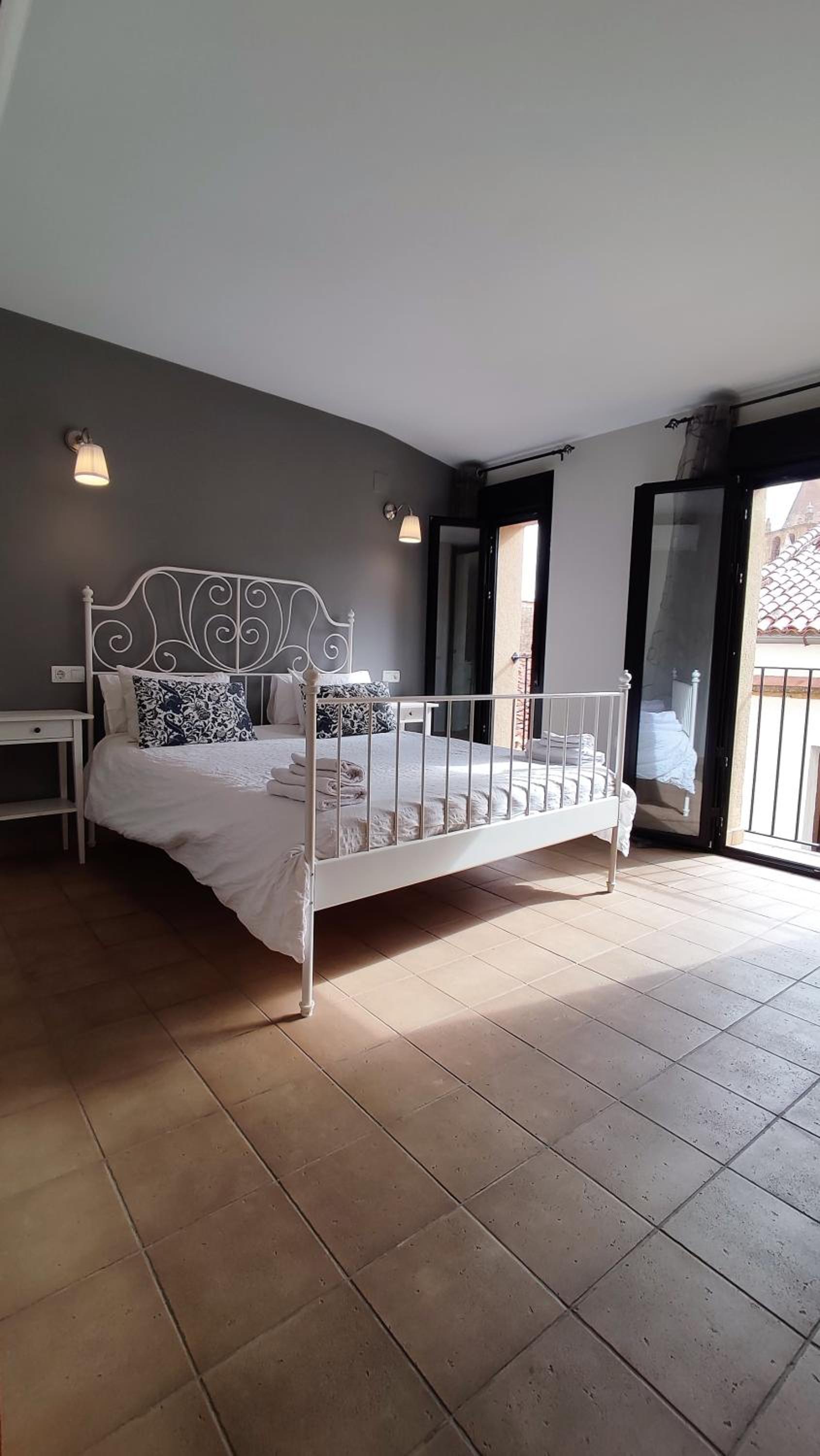 Two-Bedroom Apartment with Balcony - Photo 29