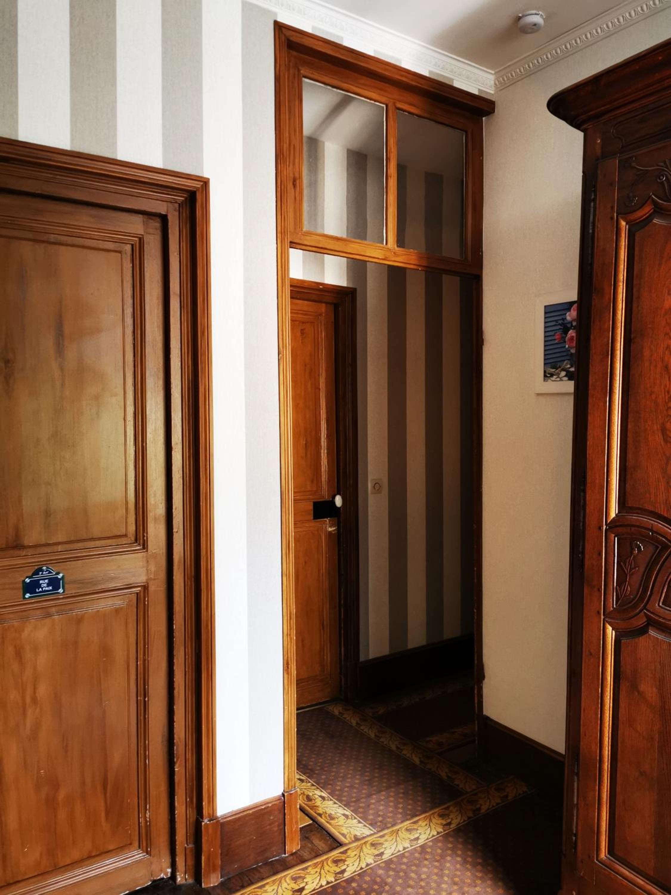 Deluxe Room (2 Adults + 1 Child) - Photo 1