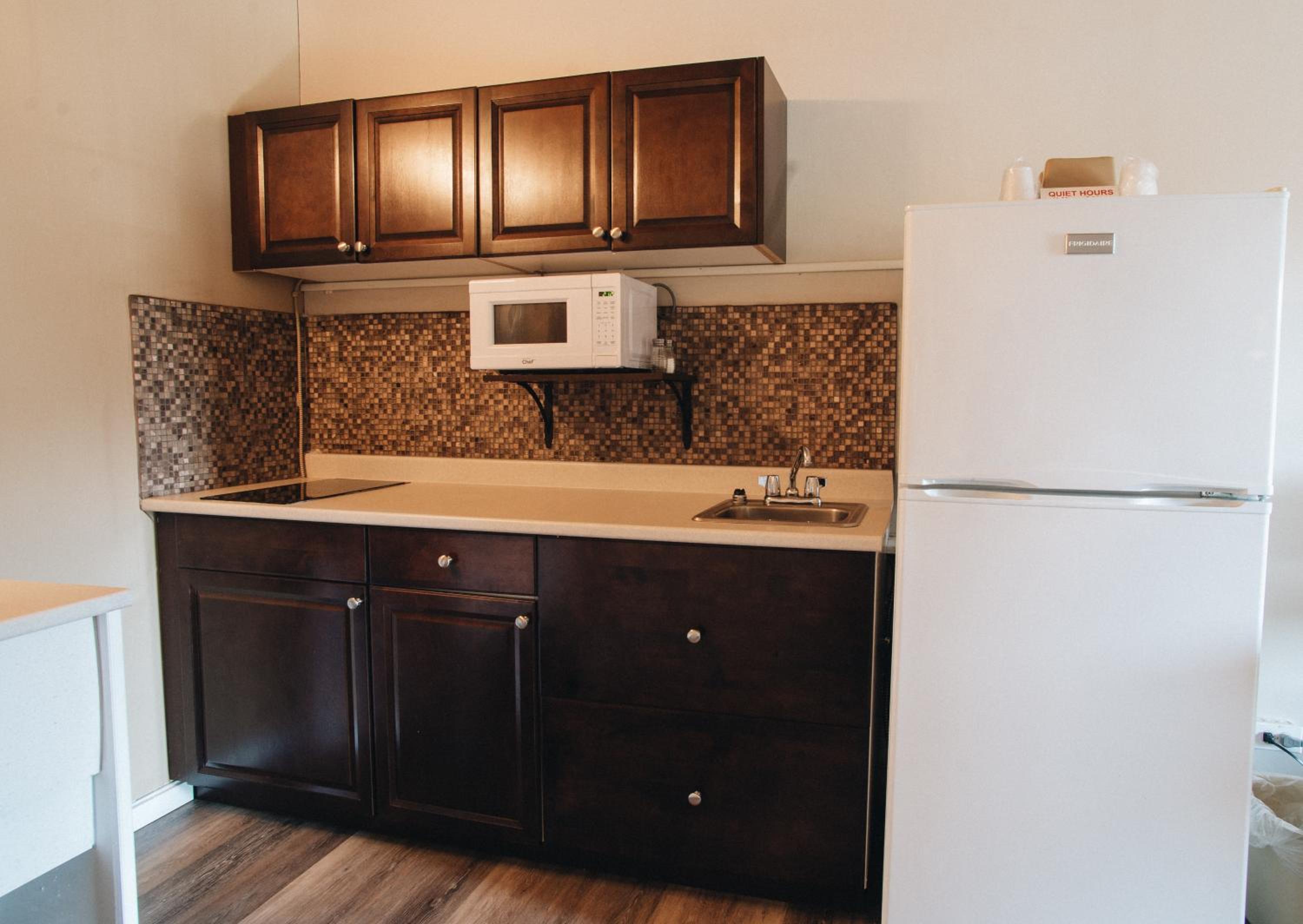 One Queen Bed Kitchenette Non-Smoking photo 3