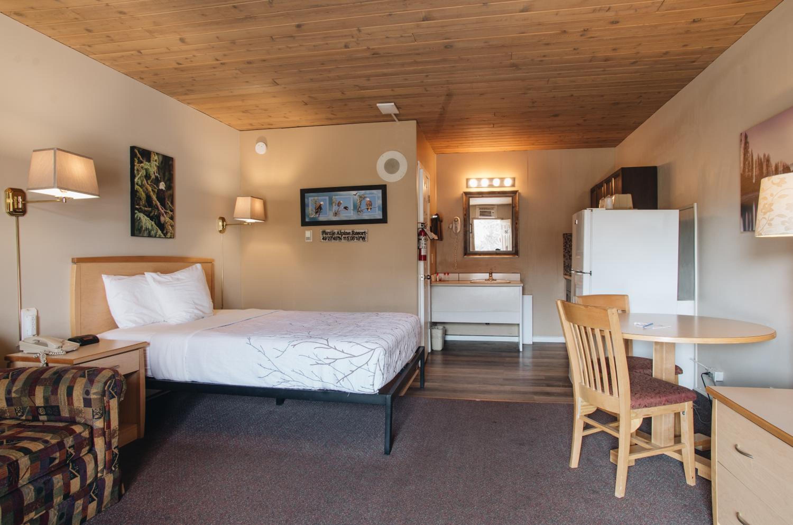 One Queen Bed Kitchenette Non-Smoking photo 1