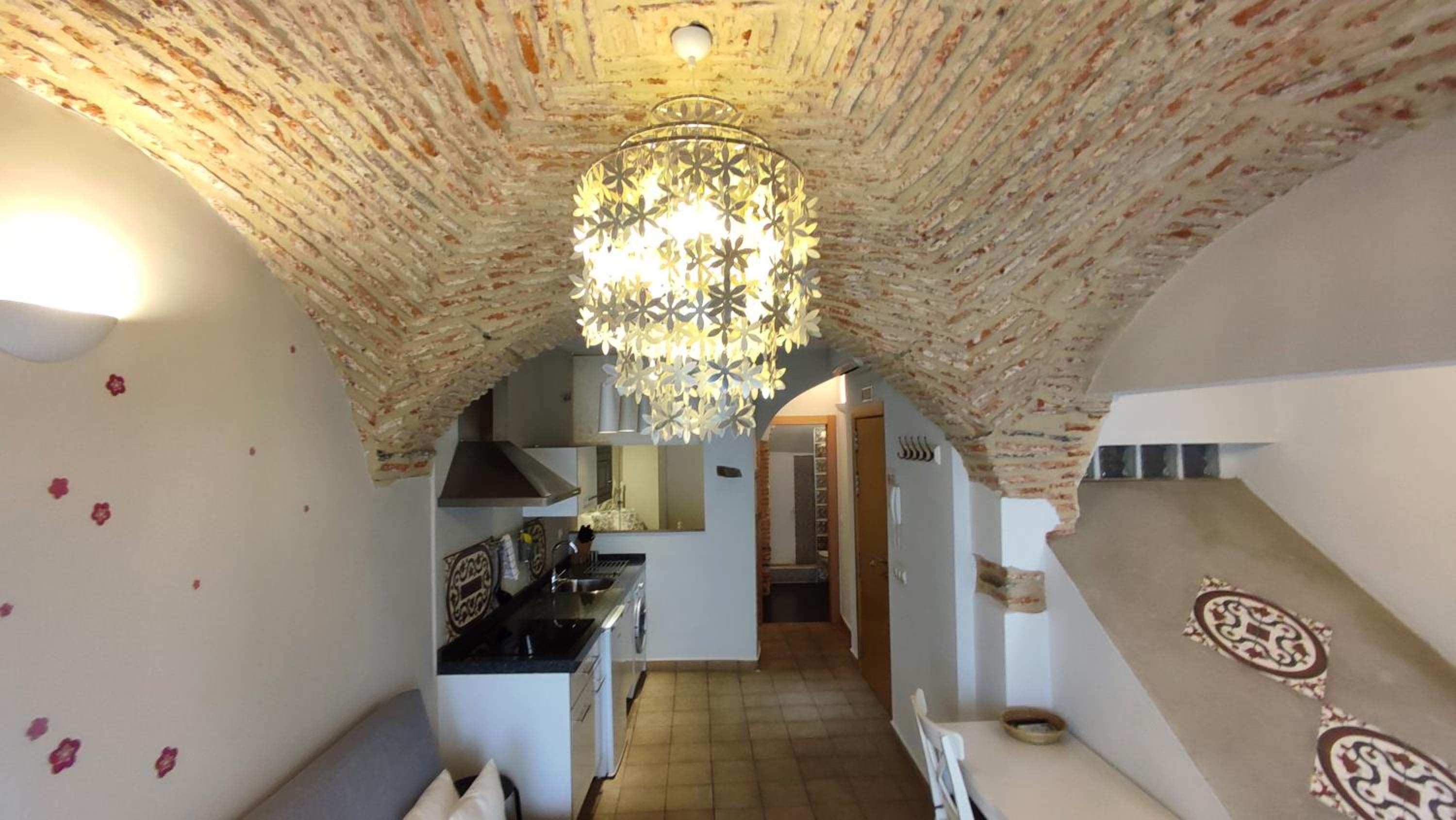 Studio Apartment with Balcony - Photo 12