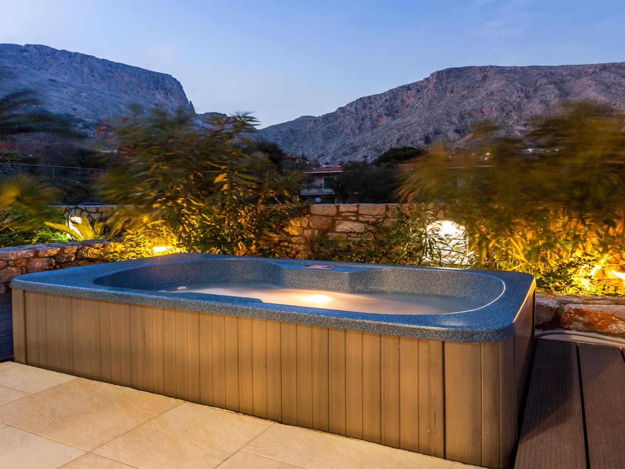Deluxe Apartment with Hot Tub photo 2