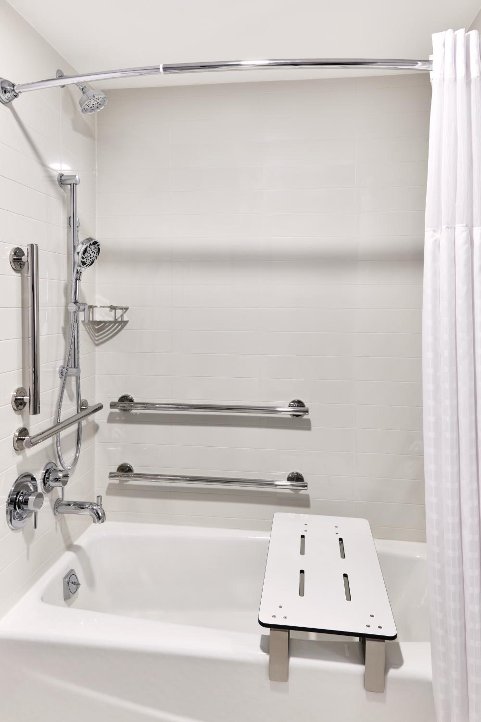 Queen Room with Two Queen Beds, Sofa Bed and Roll-in Shower - Disability Access - Photo 5