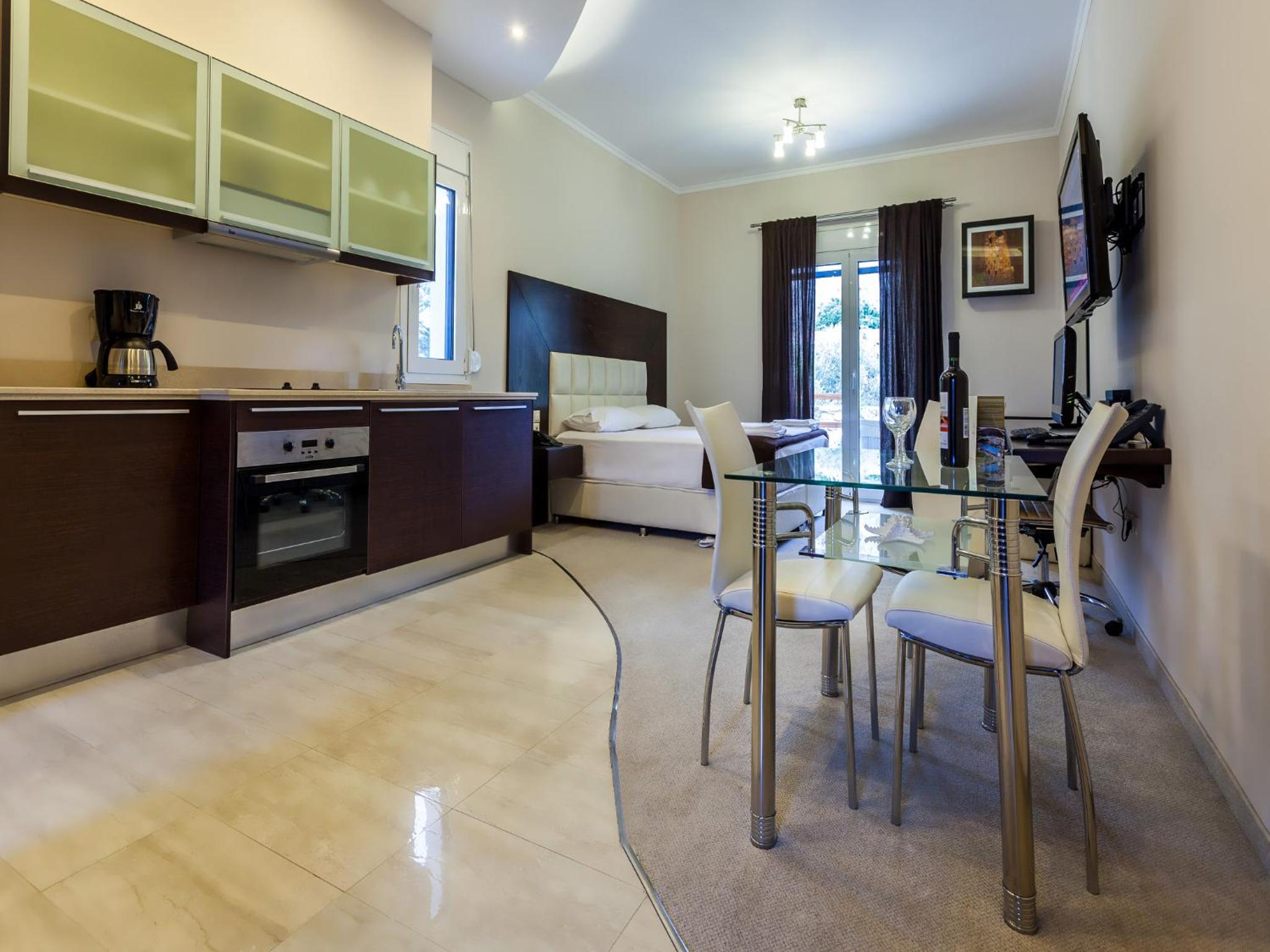 One-Bedroom Suite with Outside Hot Tub & Garden photo 2