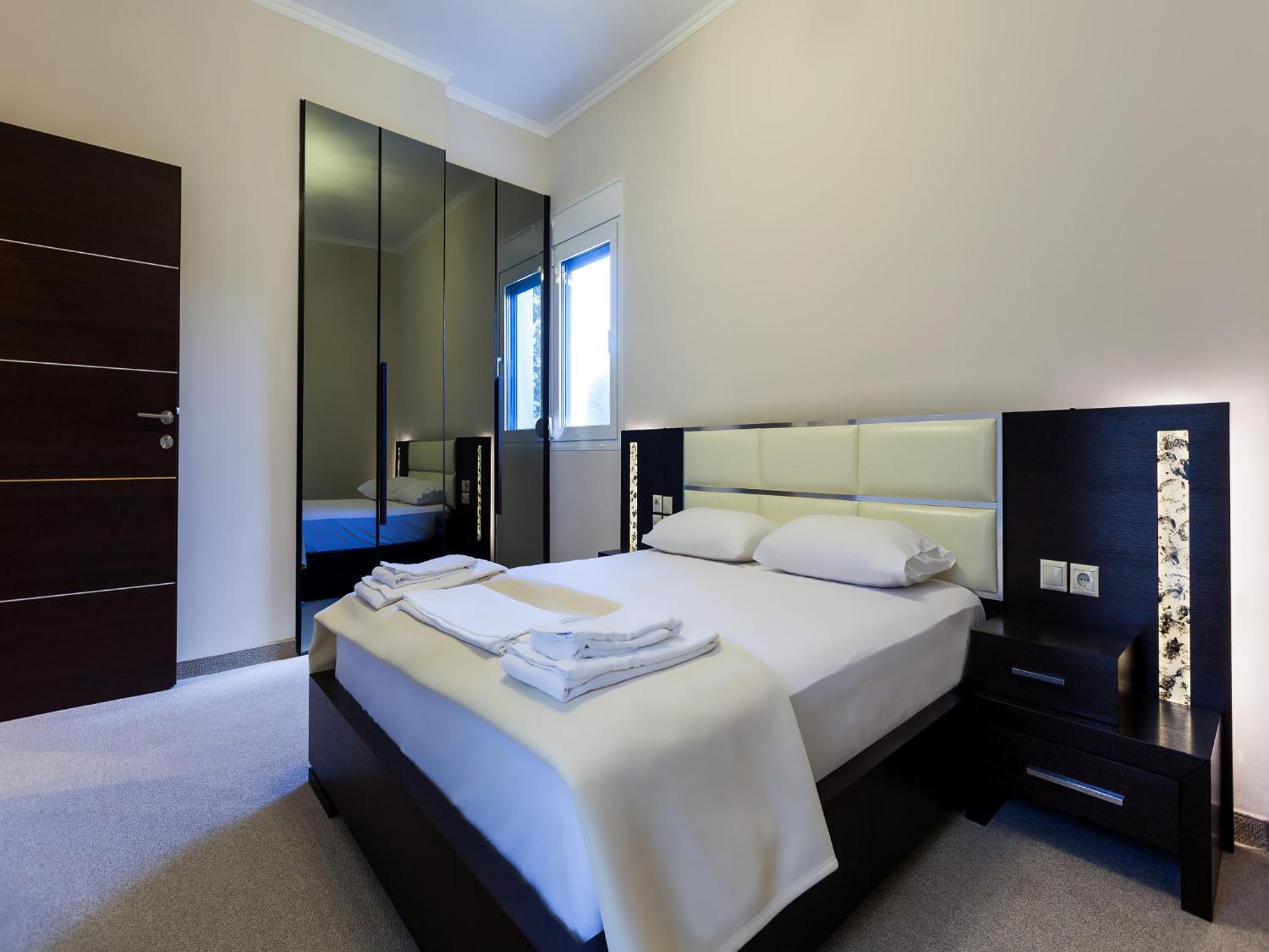 One-Bedroom Suite with Outside Hot Tub & Garden photo 3