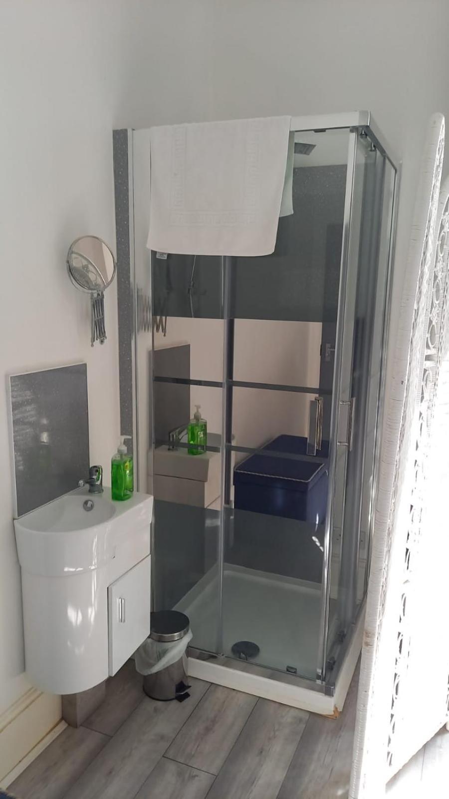 Double or Twin Room with Private Bathroom photo 3