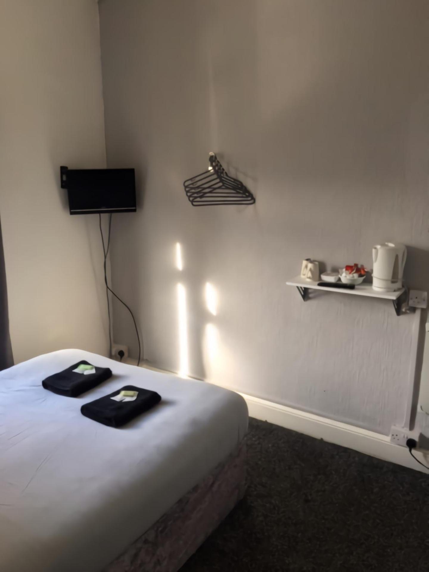 Double Room with Private Bathroom - Photo 2