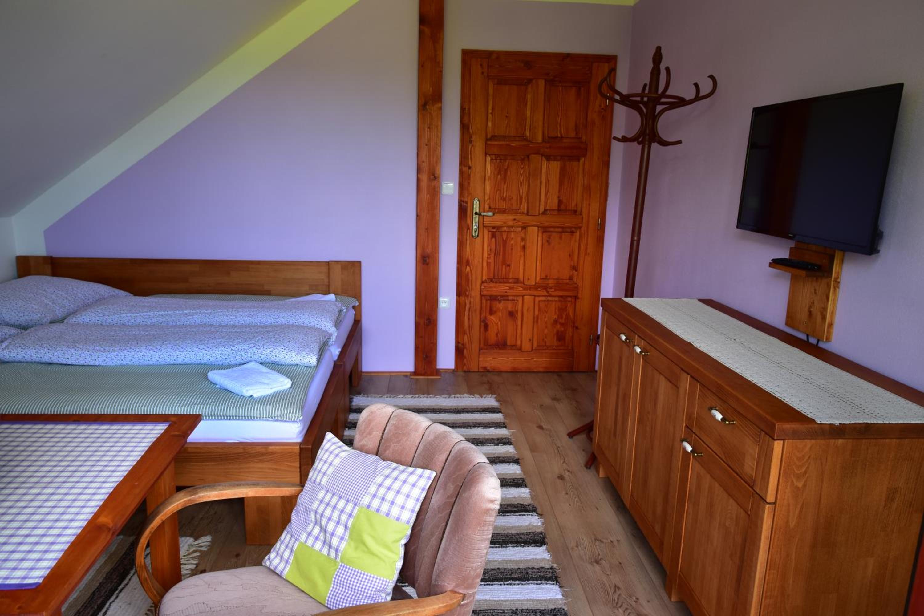 Six-Bedroom House photo 3