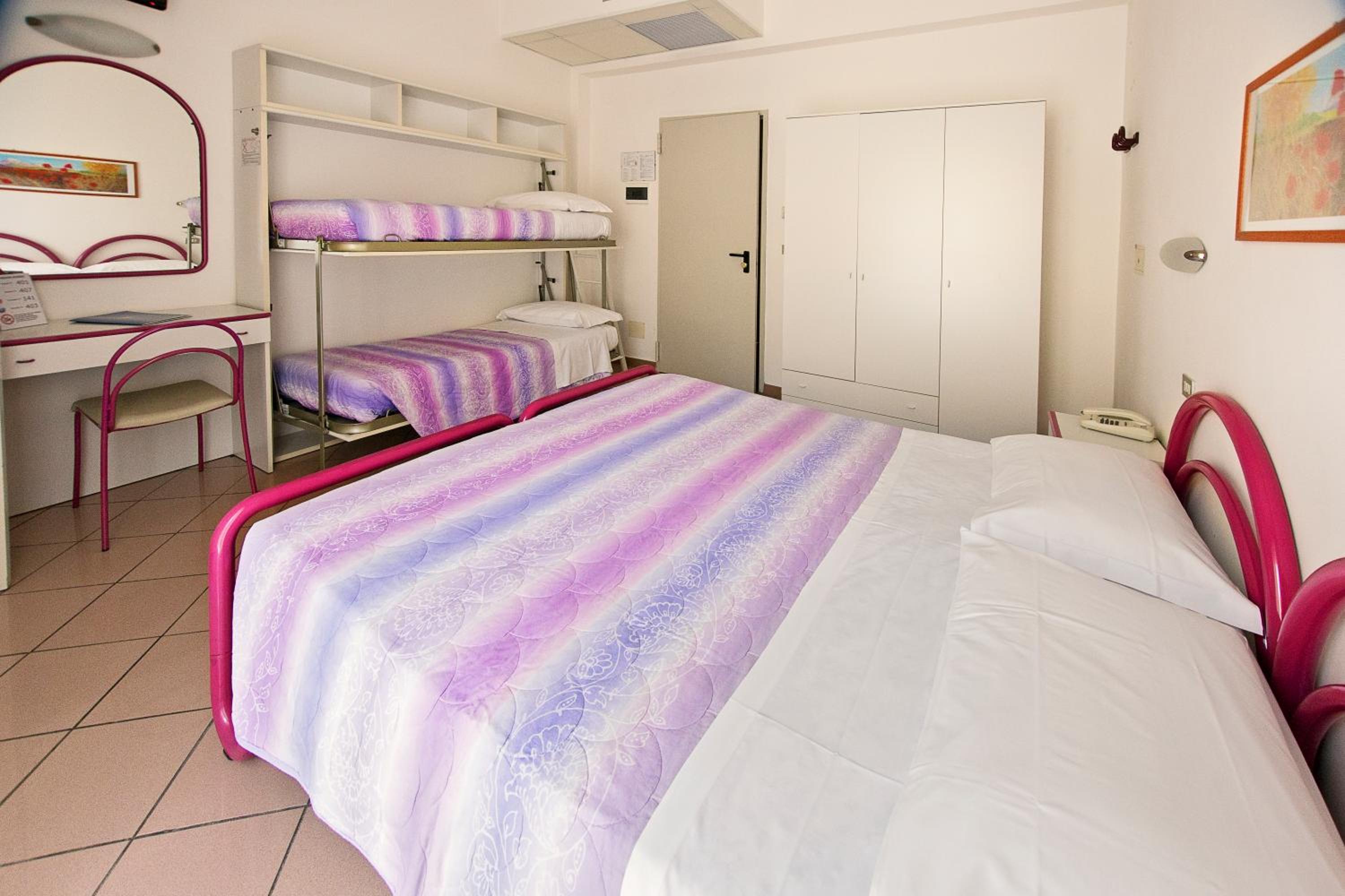 Quadruple Room - Photo 11