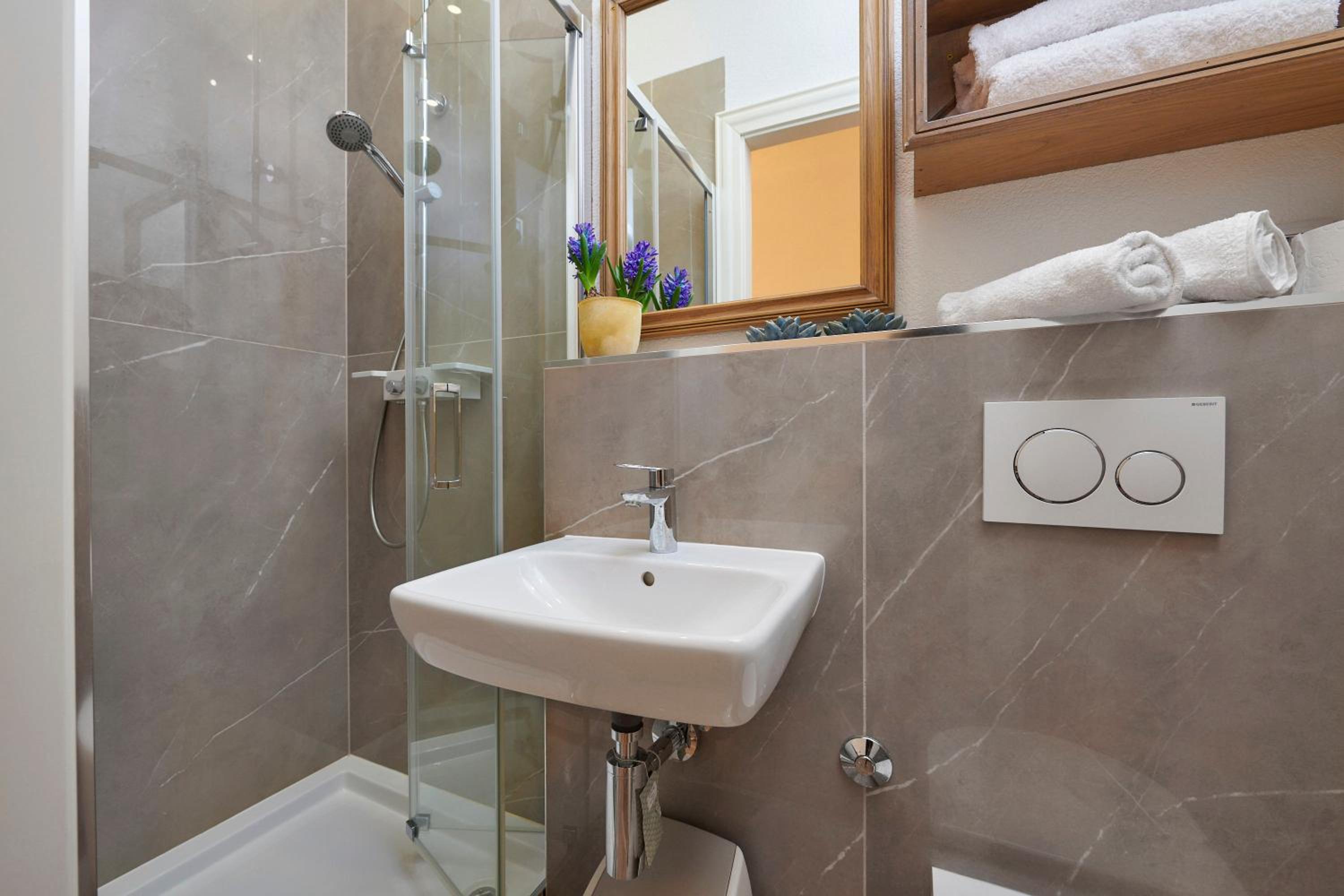 Double Room with Balcony - Photo 6