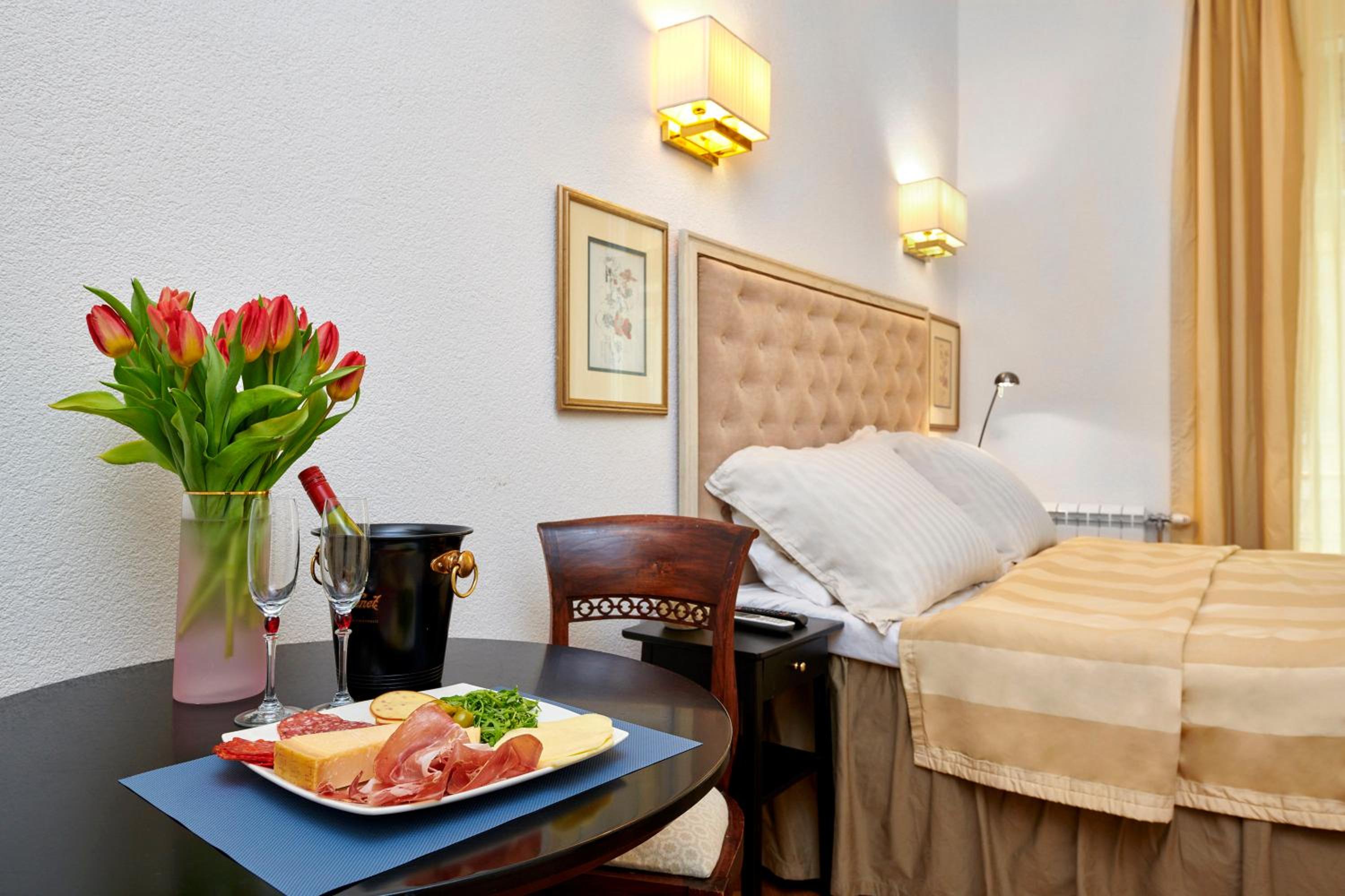 Double Room with Balcony - Photo 1