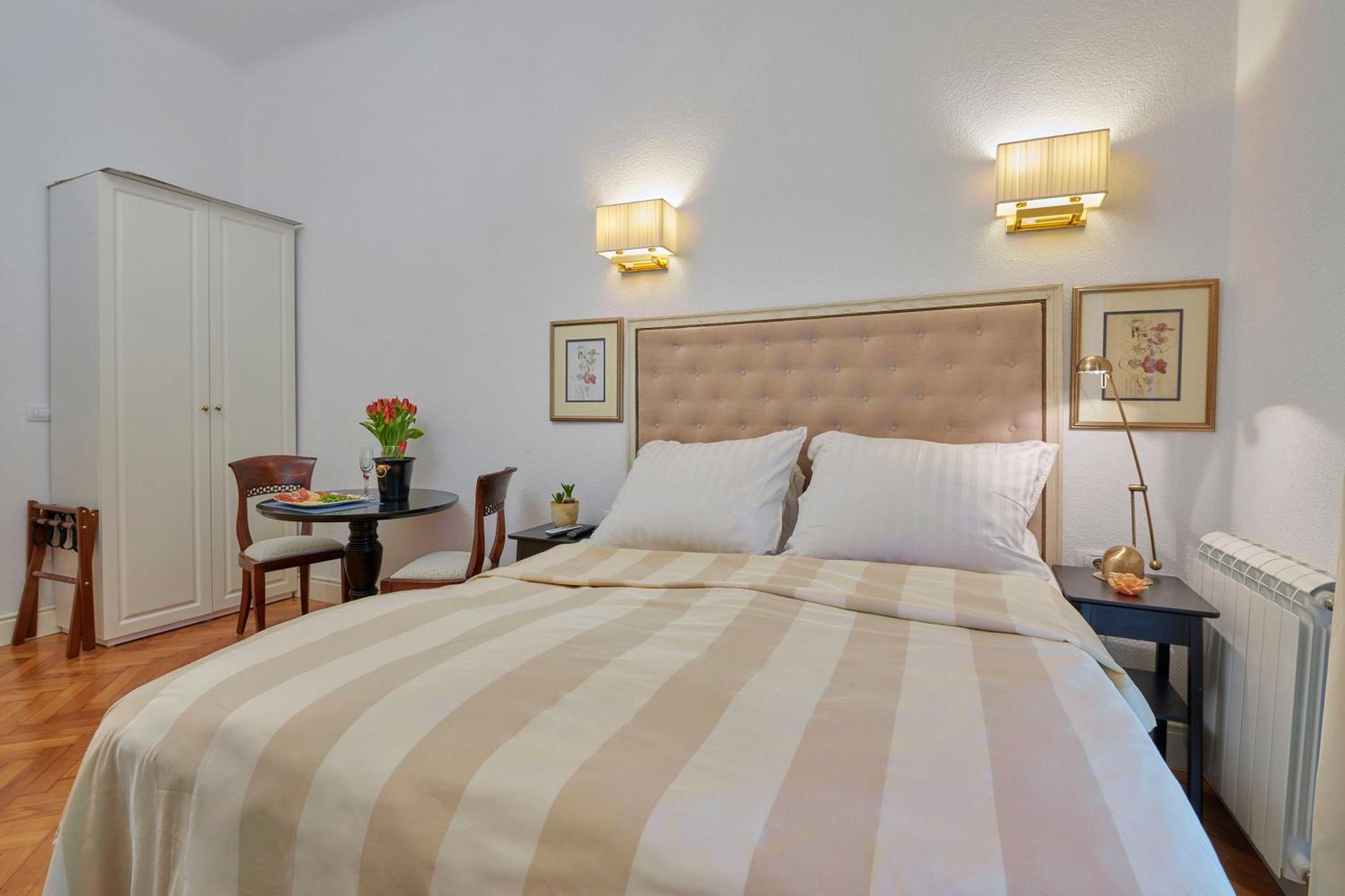 Double Room with Balcony - Photo 3