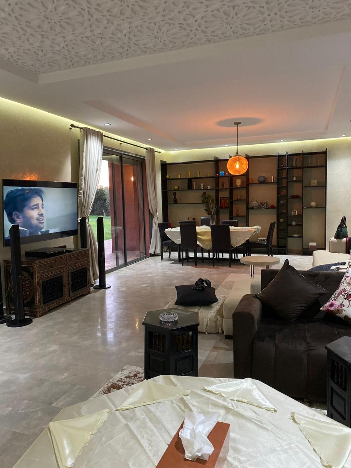 Villa - Photo 1