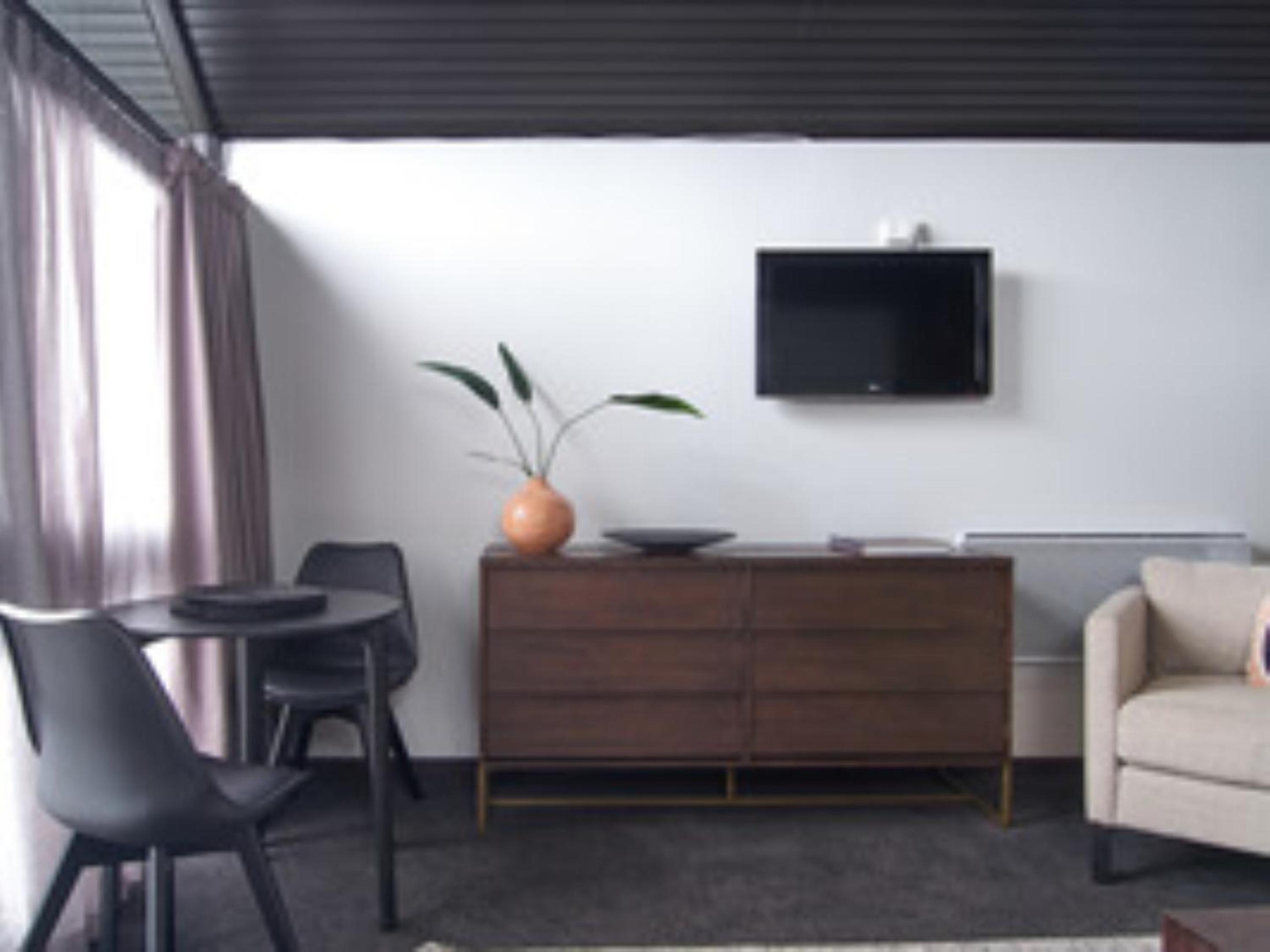 Deluxe Two-Bedroom Apartment photo 3