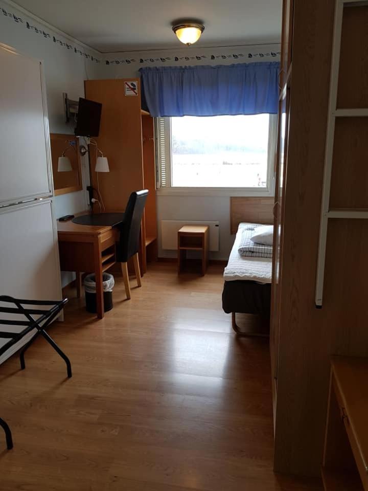 Single Room with Shared Shower and Toilet photo 2