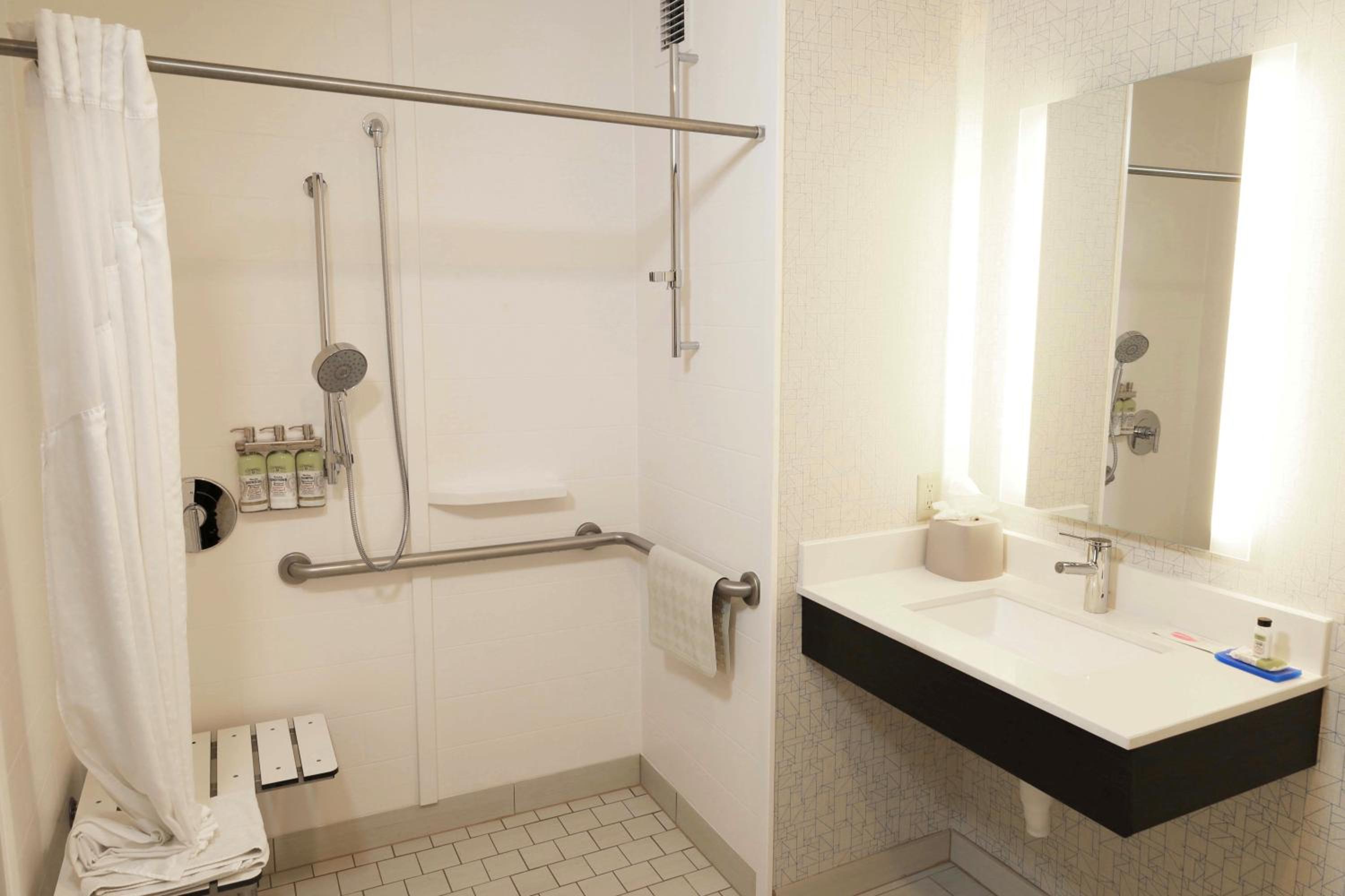 King Room with Roll-In Shower - Disability Access - Photo 2