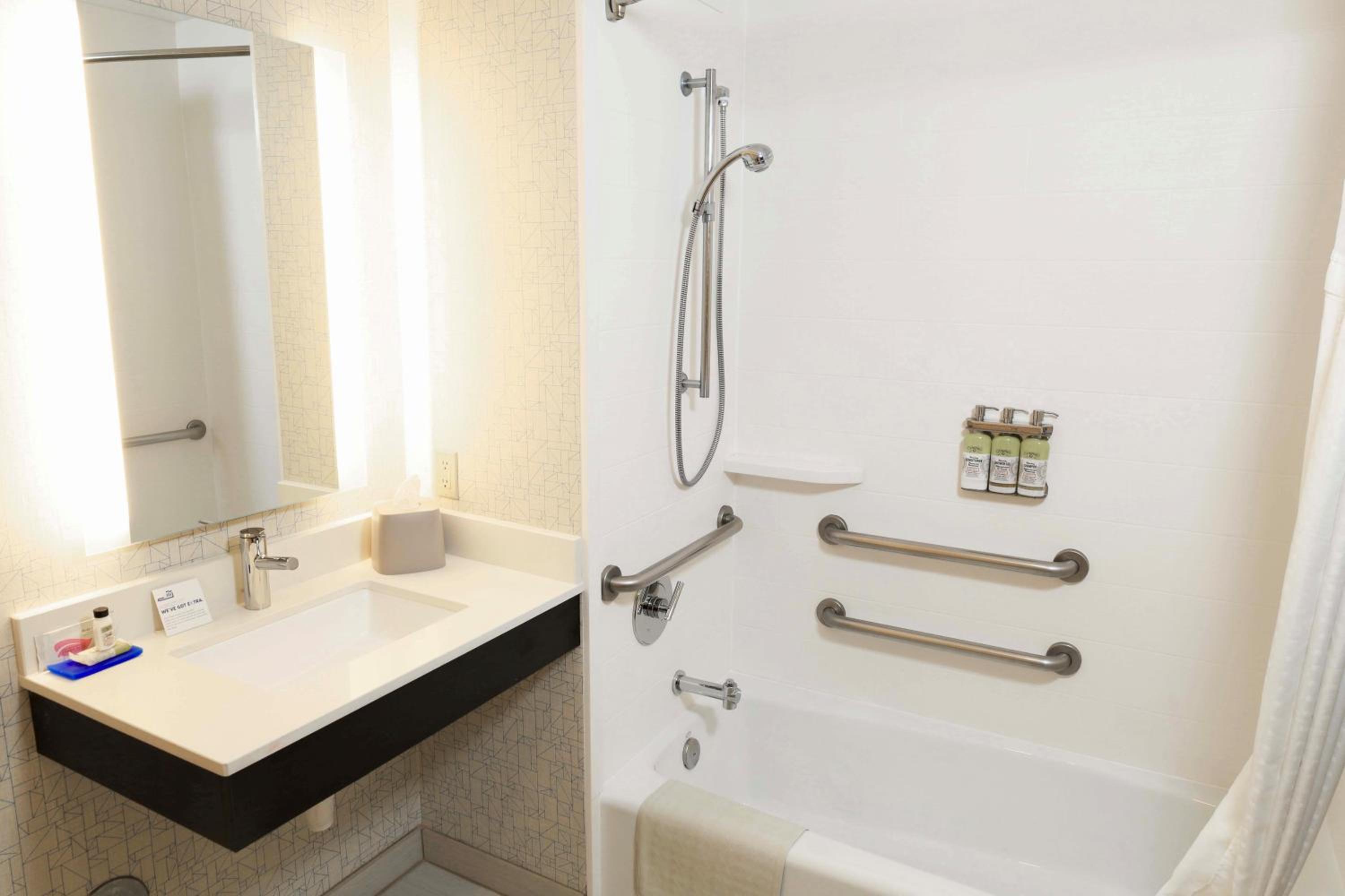 Standard Queen Room with Two Queen Beds and Mobility Accessible Tub - Photo 2