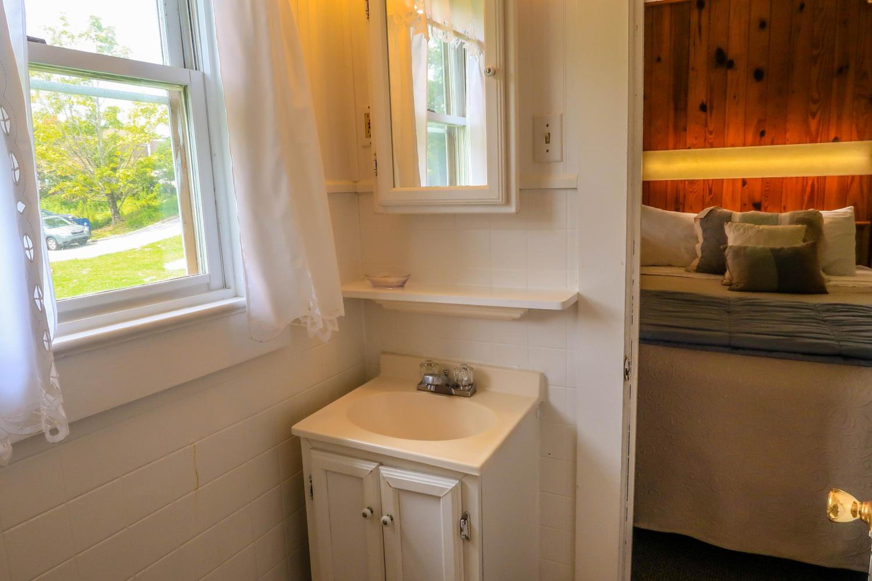 Standard Double Room - Photo 9