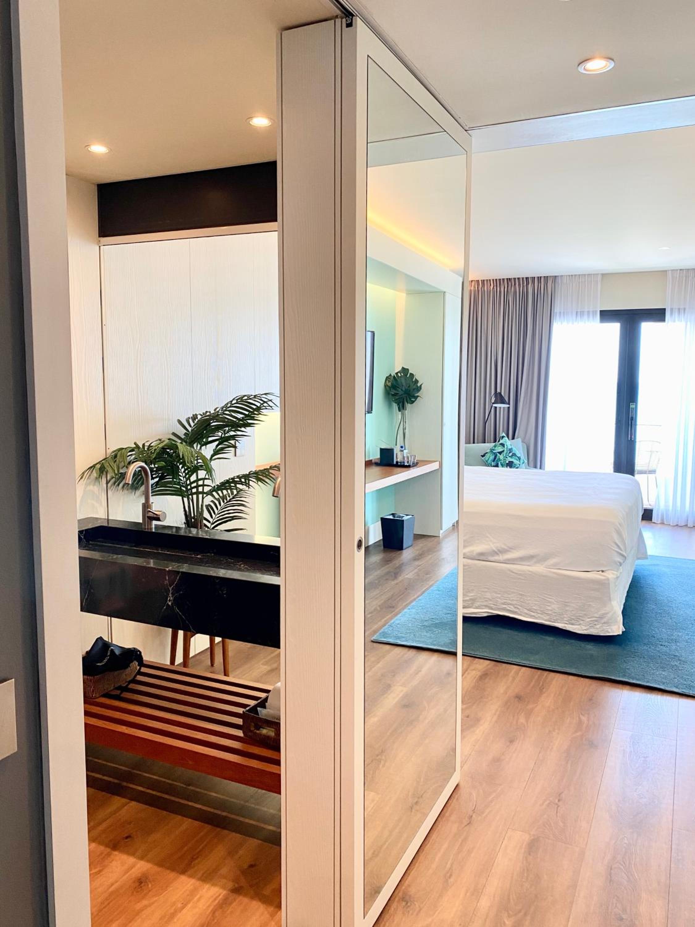 Executive Suite - City View - Photo 2