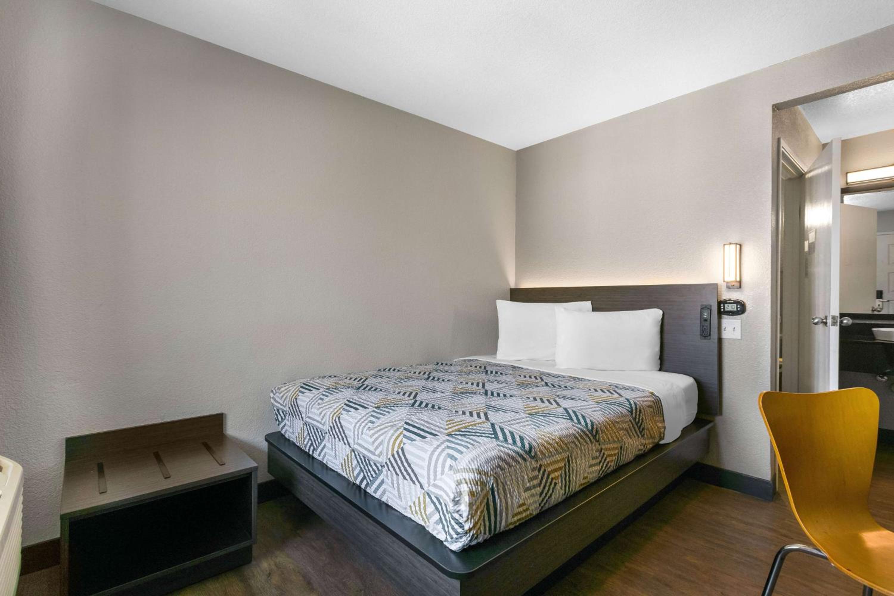 1 Full Bed | Mobility Acc Tub Nsmk, Fridge photo 1