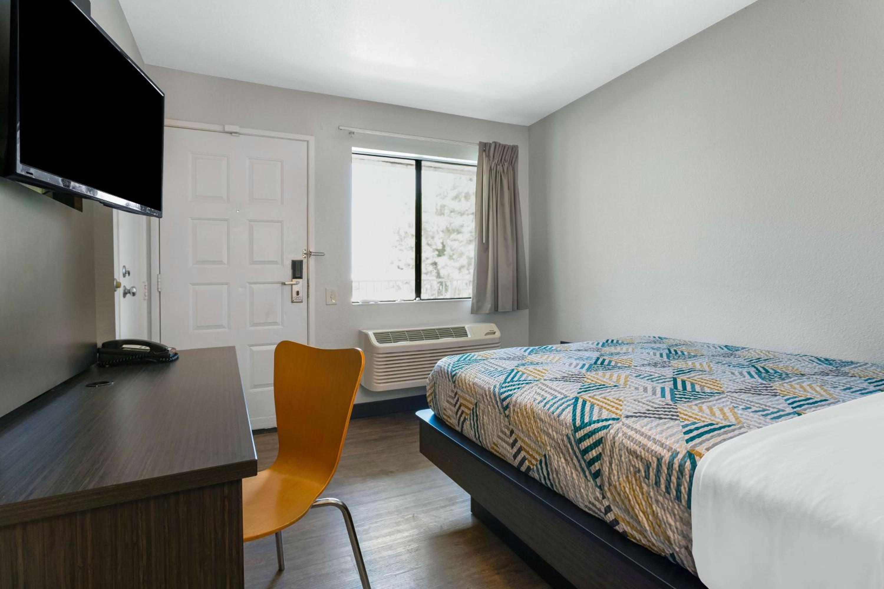1 Full Bed | Mobility Acc Tub Nsmk, Fridge photo 2