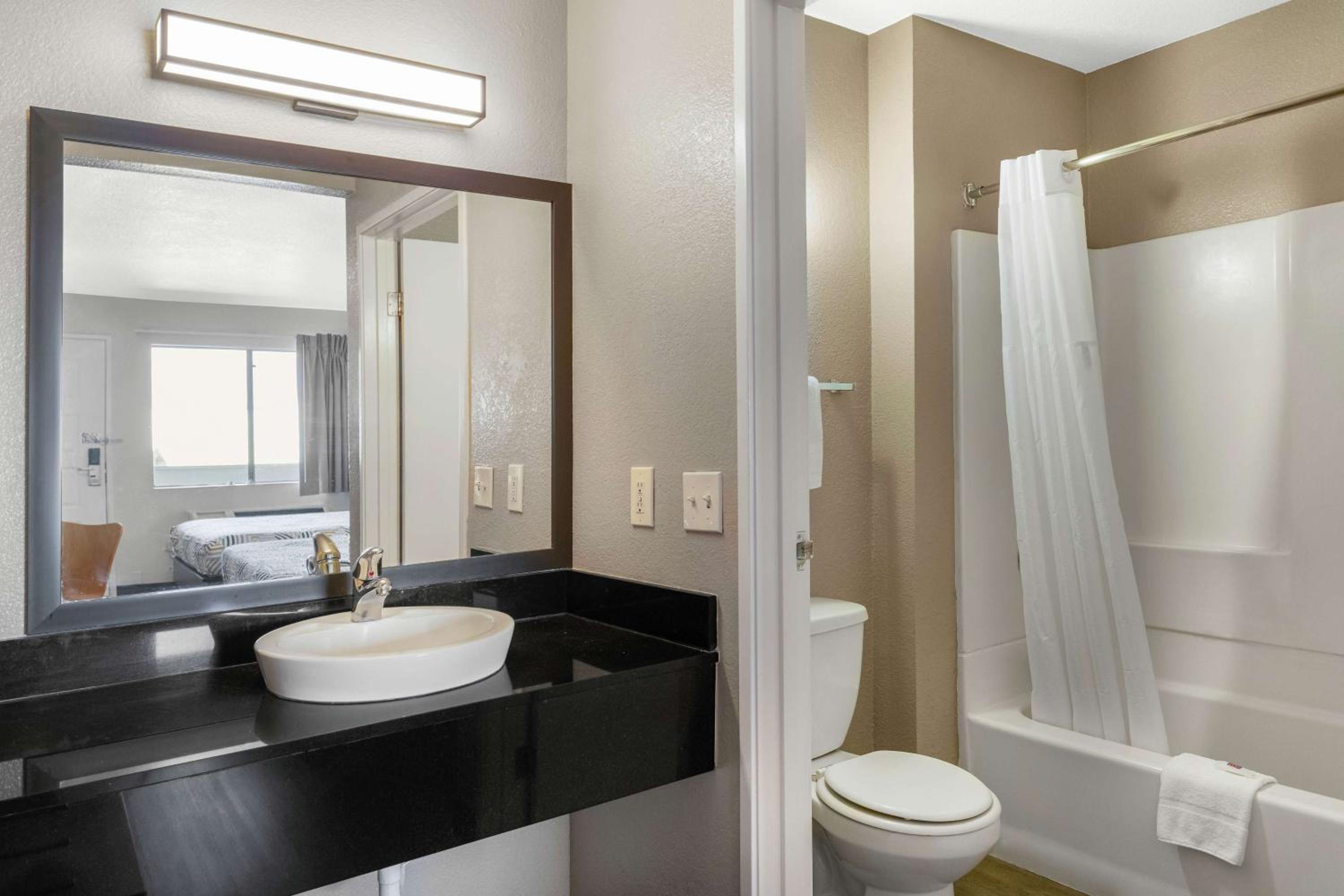 2 Queen Beds | Suite, Smoking, Micfridge photo 2