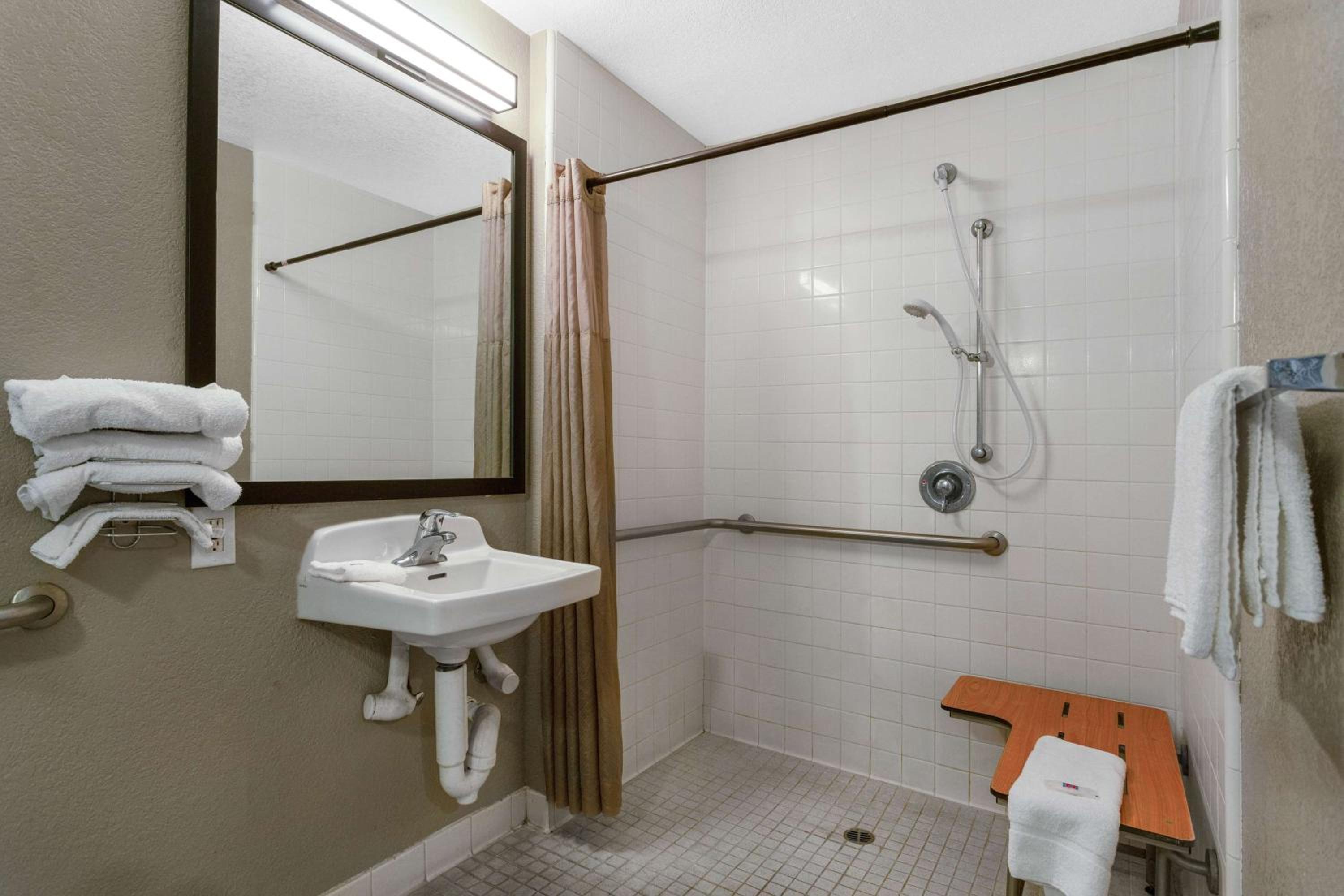 1 Full Bed | Mobility Acc Tub Nsmk, Fridge photo 3