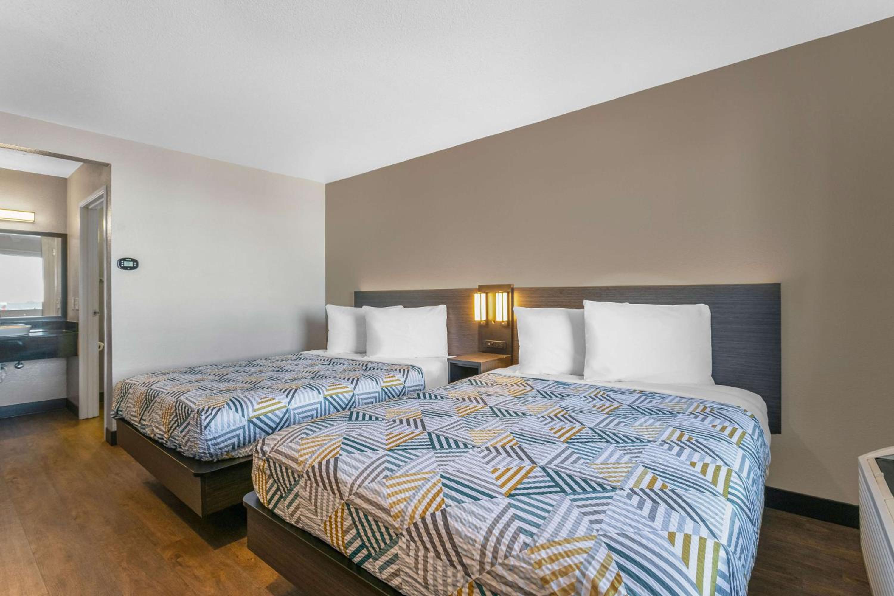 2 Queen Beds | Suite, Smoking, Micfridge photo 3