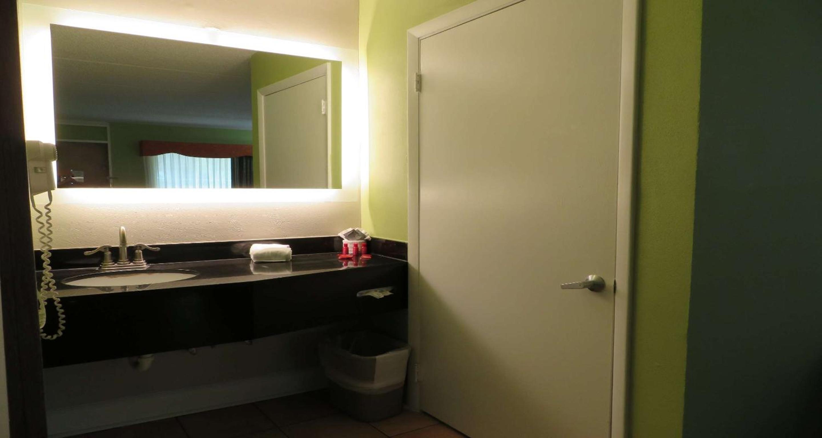 King Suite with Spa Bath and Bath Tub and Sofa Bed - Disability/Non-Smoking - Photo 4