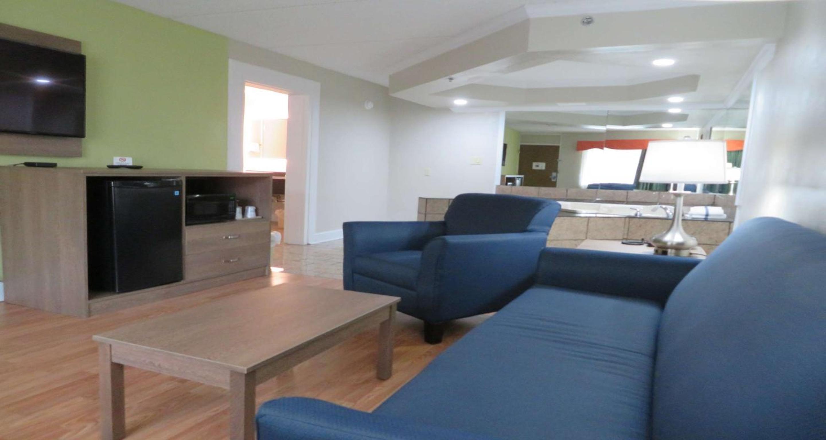 King Suite with Spa Bath and Bath Tub and Sofa Bed - Disability/Non-Smoking - Photo 9