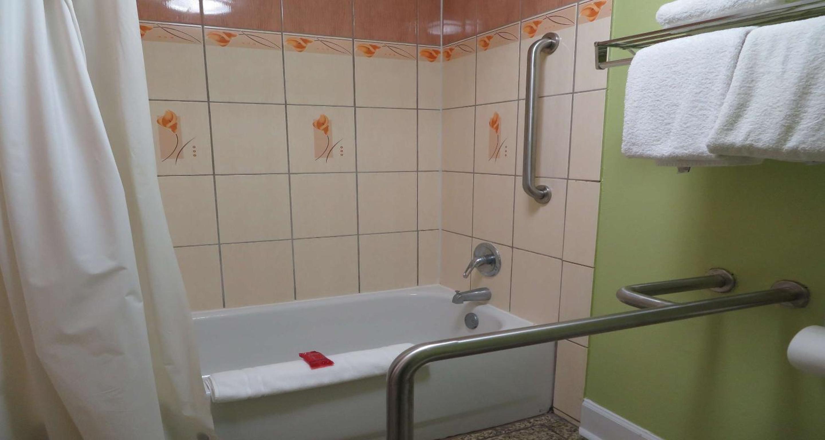King Suite with Spa Bath and Bath Tub and Sofa Bed - Disability/Non-Smoking - Photo 2
