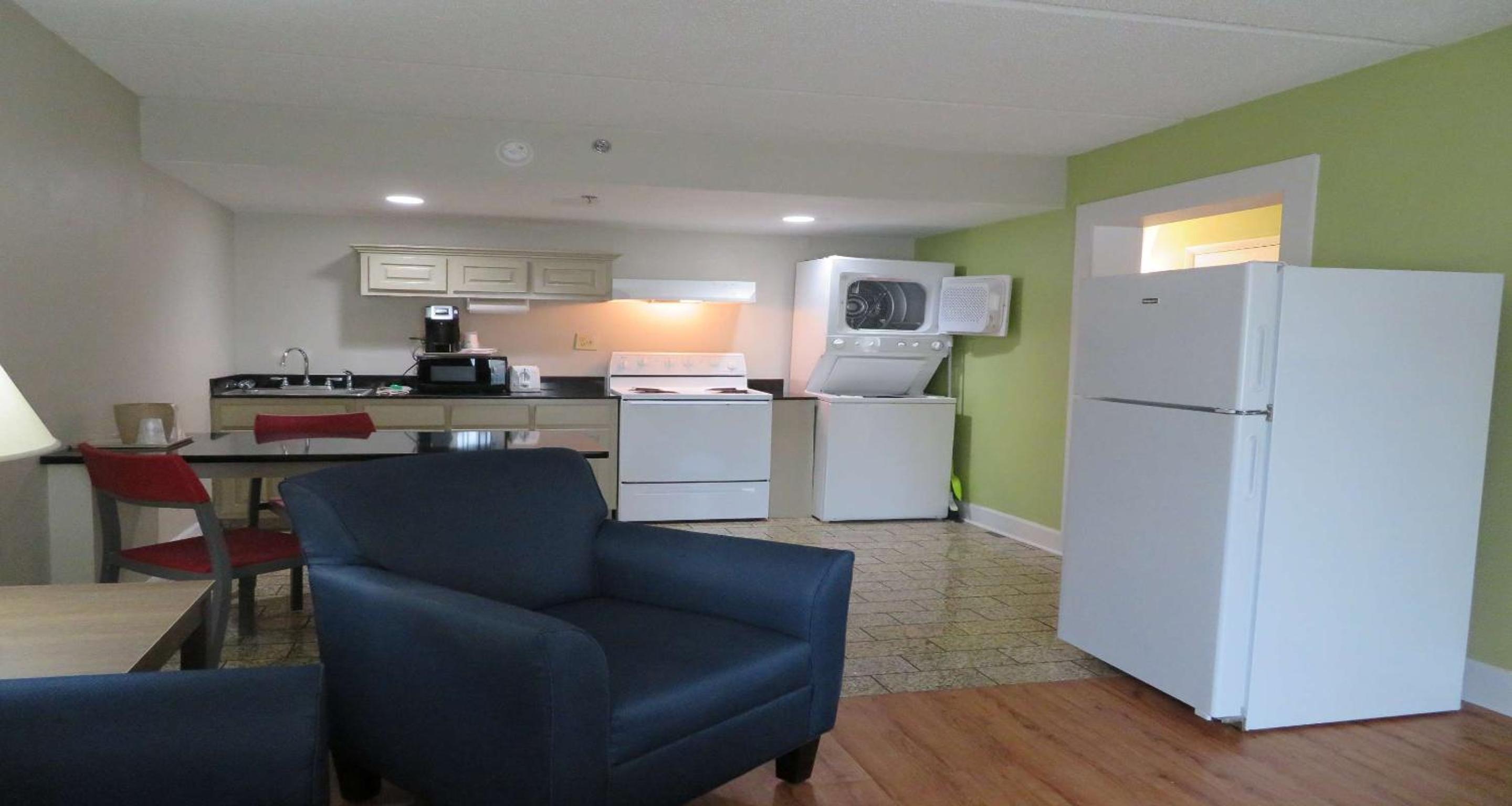 Queen Suite with Two Queen Beds - Photo 12