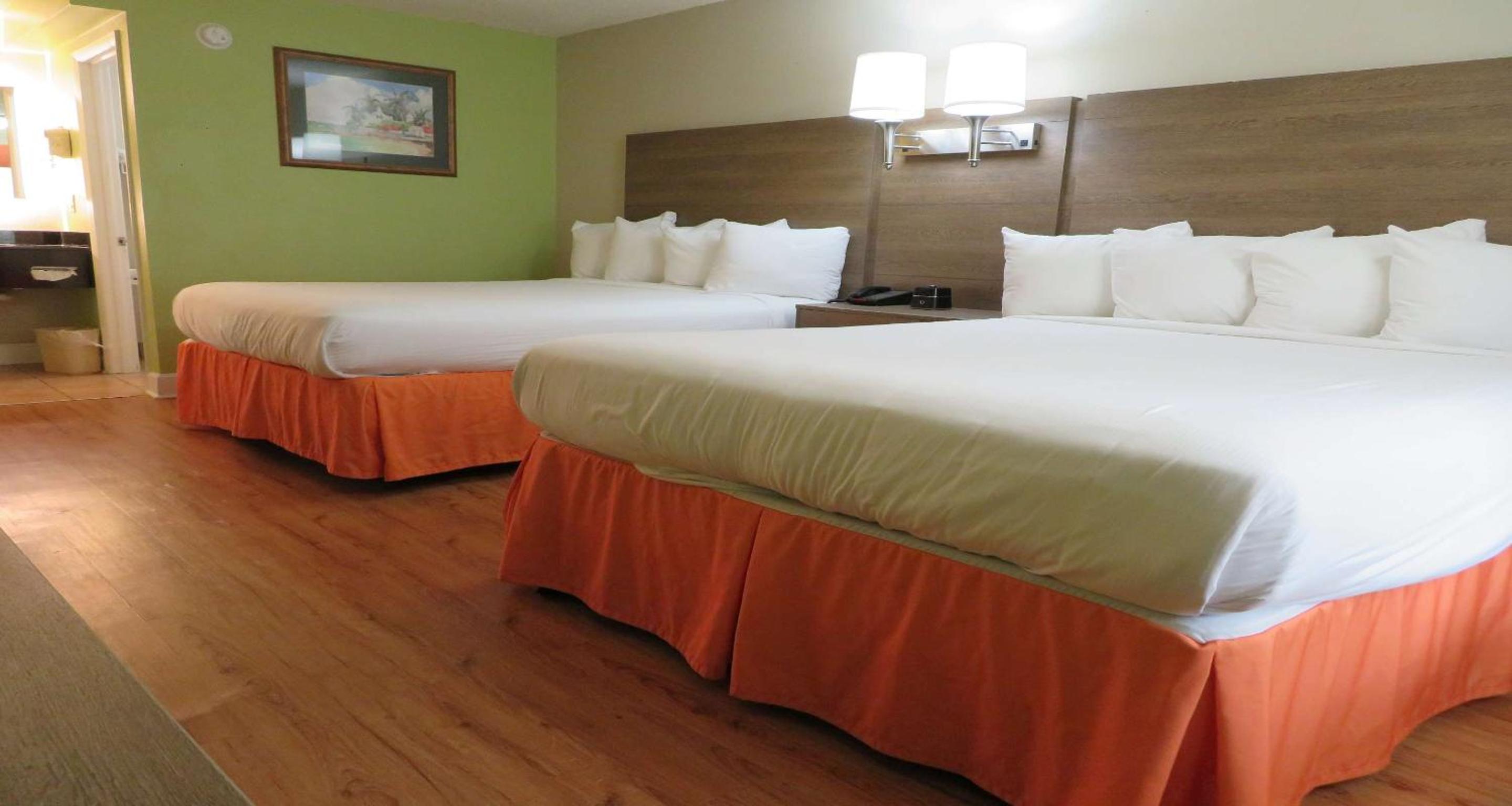 Queen Suite with Two Queen Beds - Photo 3