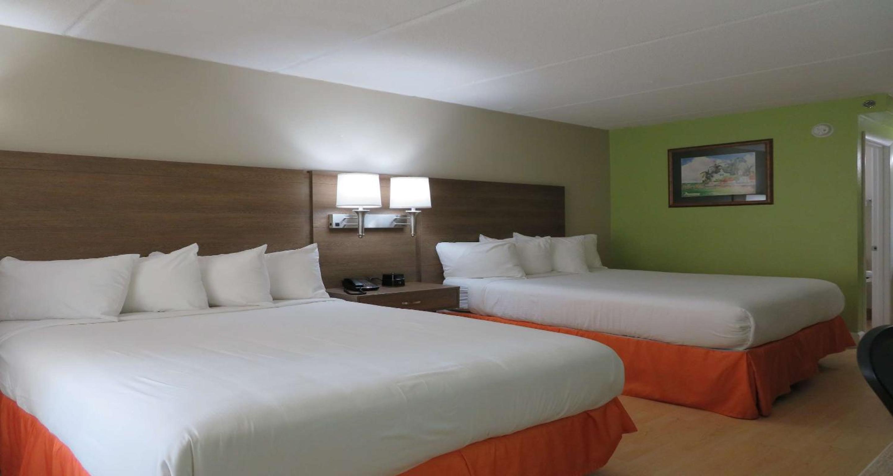 Queen Suite with Two Queen Beds - Photo 5