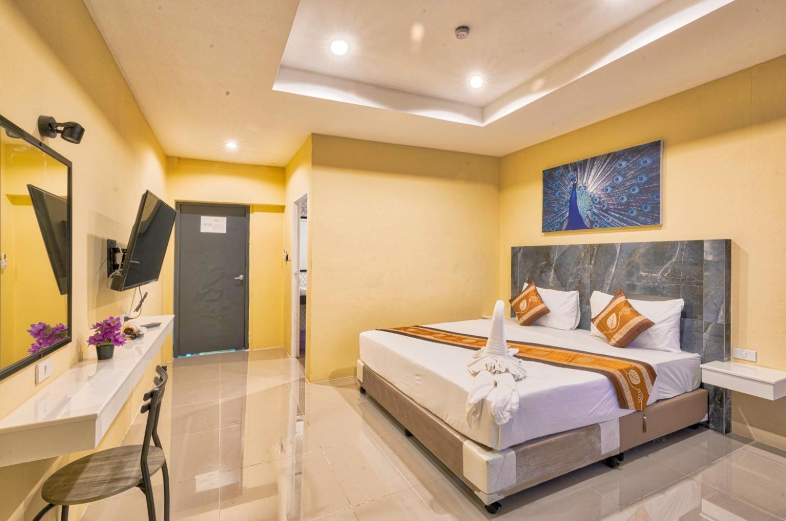 Queen Room with Balcony - Photo 4