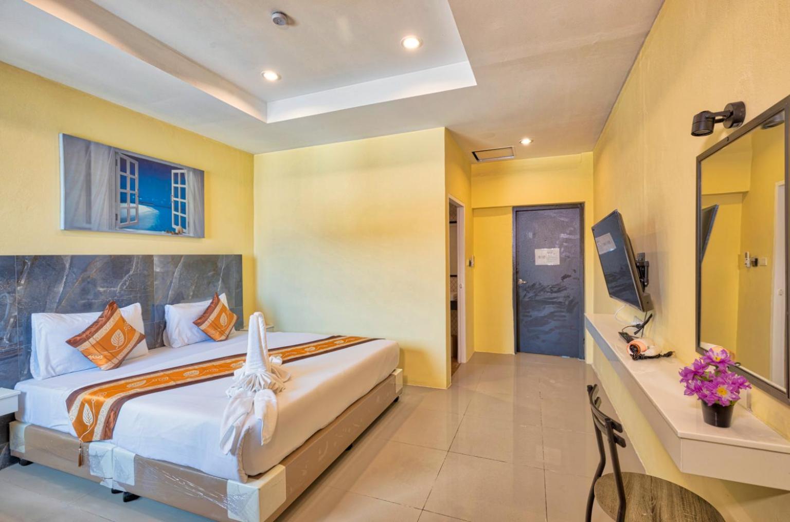 Queen Room with Balcony - Photo 5