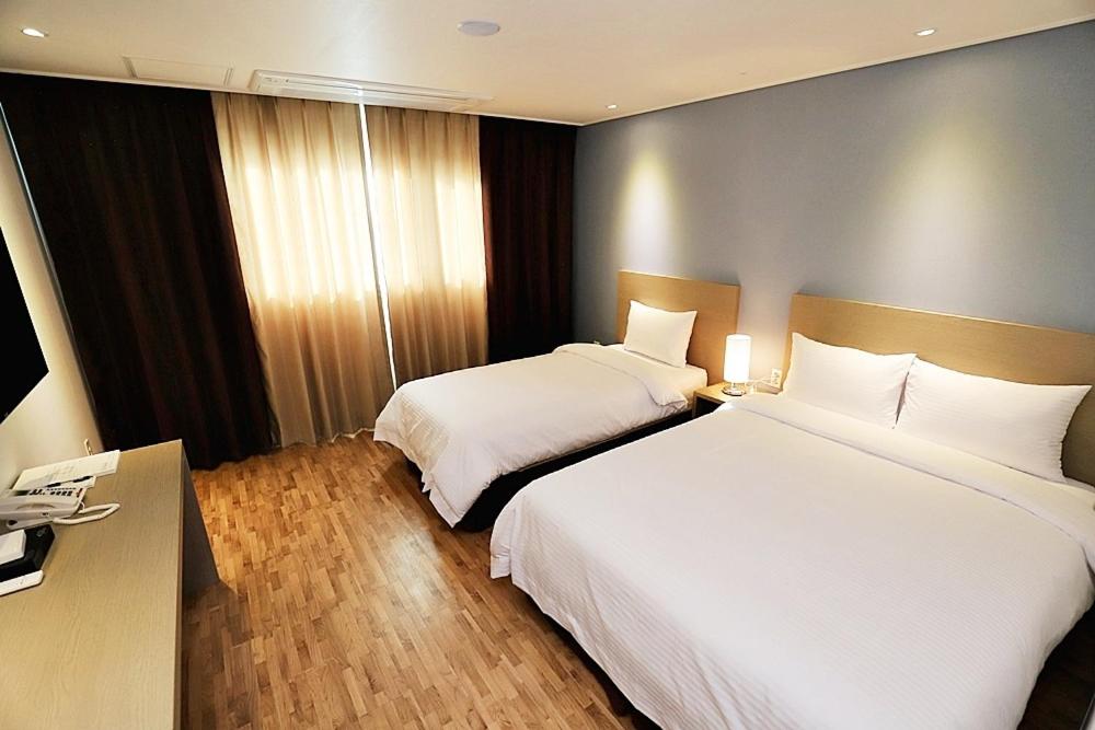Deluxe Twin Room with Sea View photo 1