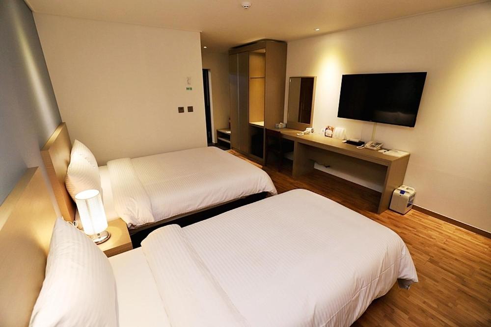 Standard Twin Room with Mountain View photo 1