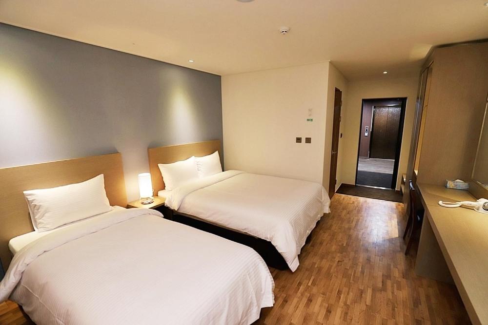 Standard Twin Room with Mountain View photo 2