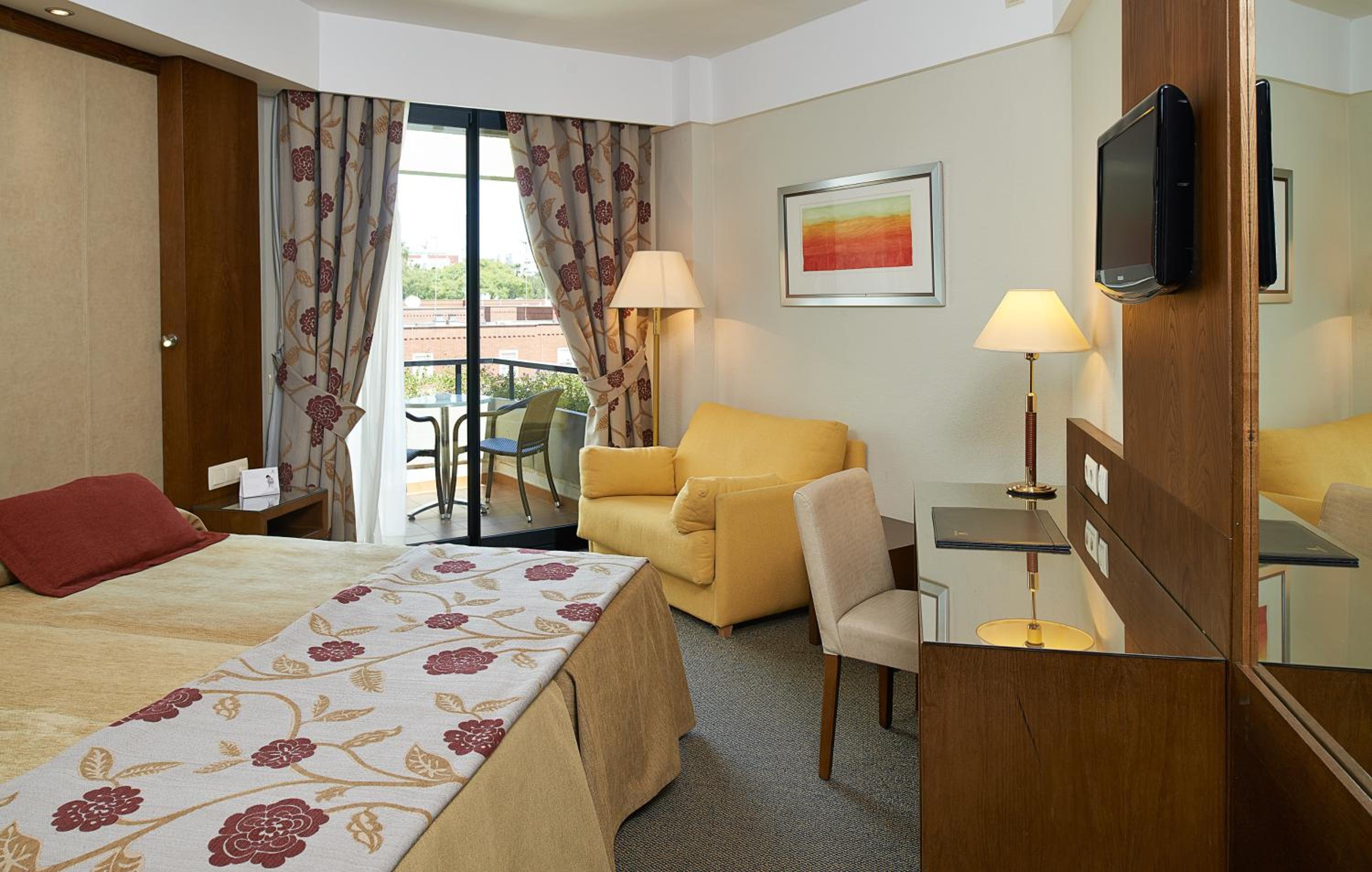 Twin Room with Extra Bed (2 Adults + 1 Child) - Photo 3