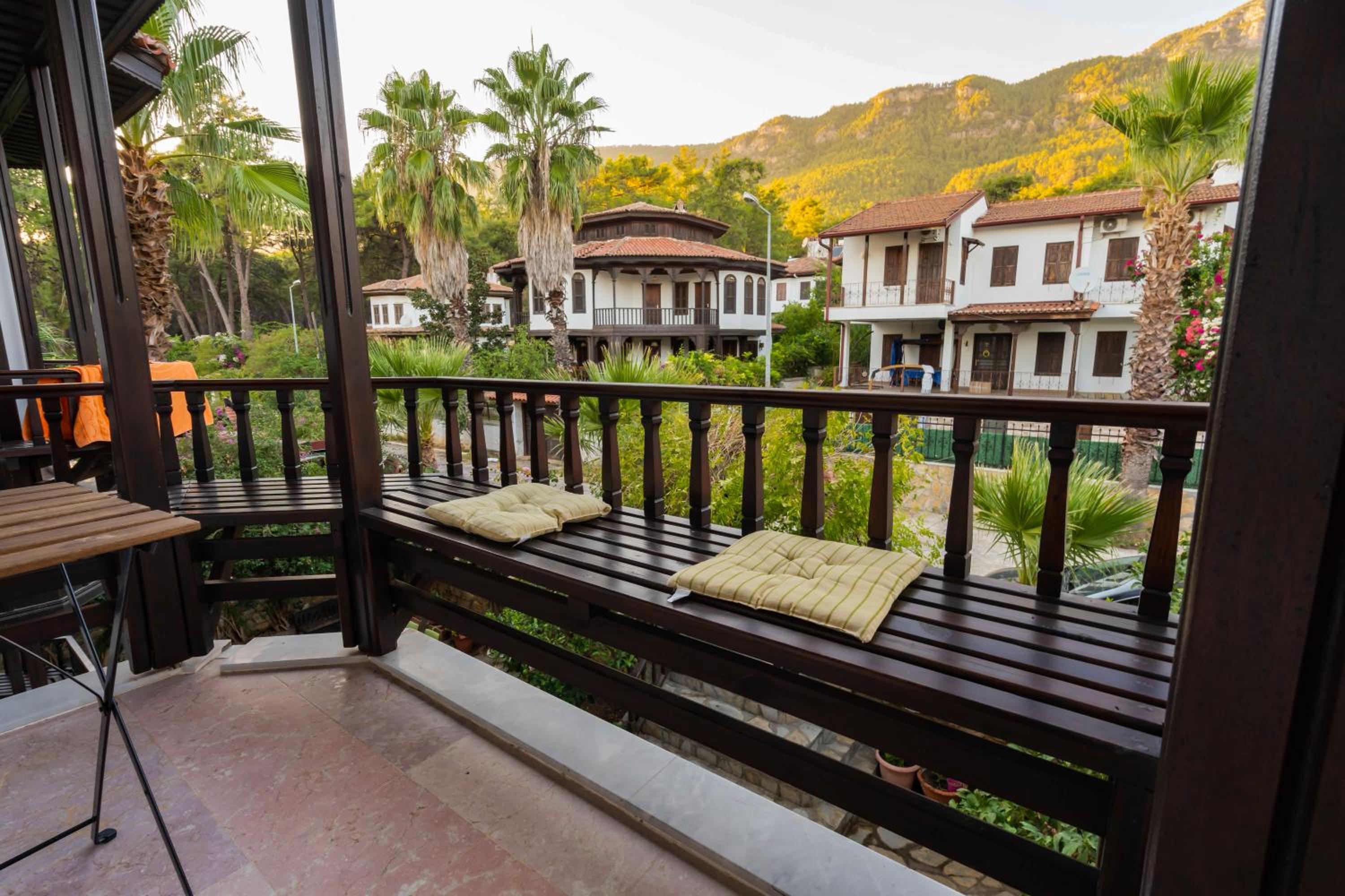 King Suite with Balcony photo 3